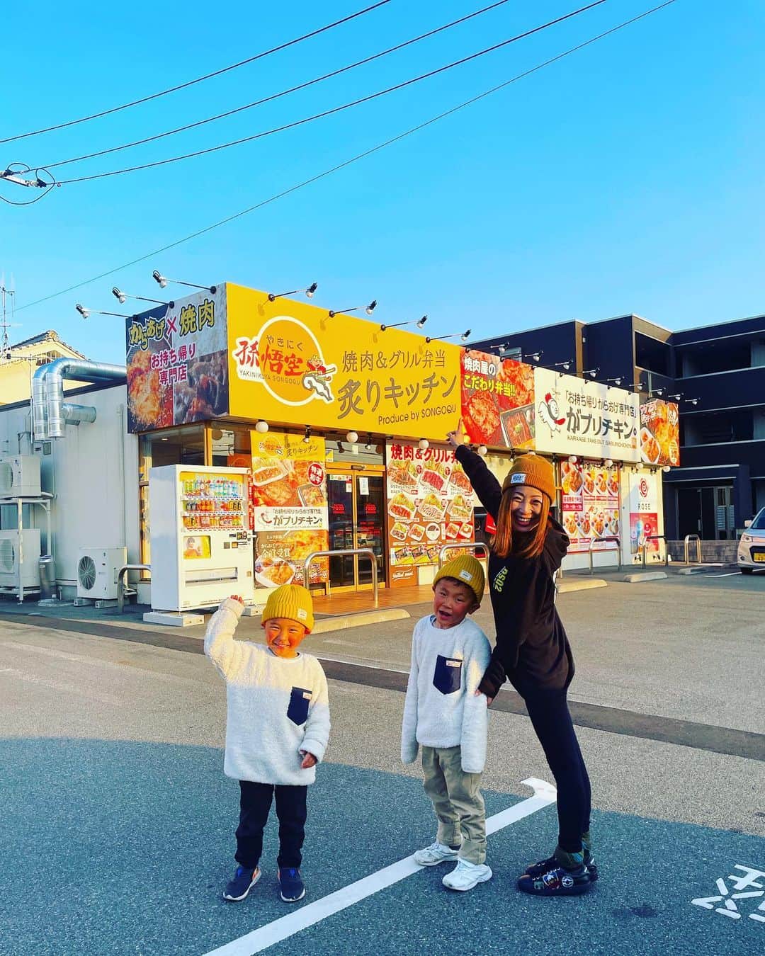 水田真依子のインスタグラム：「子供たちも大好き😘フードスタジアム！！ 早いし　美味しい！ 大人気のお店^ ^  #フードスタジアム  #福山テイクアウト #福山グルメ #fukuyama #fukuyamacity #お弁当  #テイクアウト  #からあげ  #からあげ弁当 #焼肉弁当  #オードブル #スイーツ」
