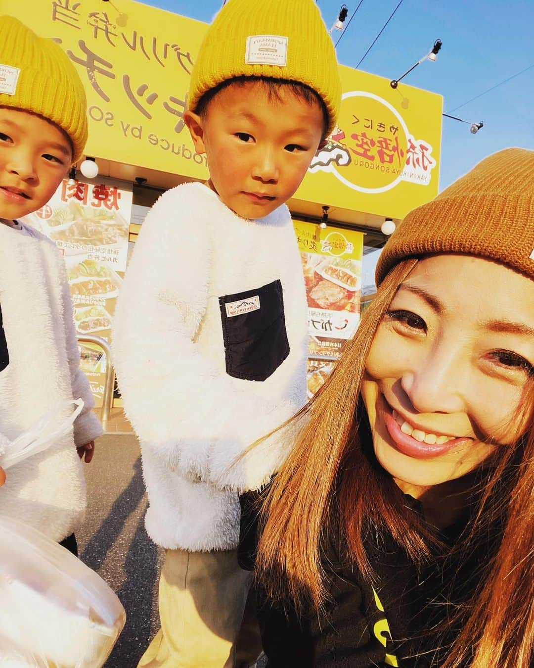 水田真依子のインスタグラム：「子供たちも大好き😘フードスタジアム！！ 早いし　美味しい！ 大人気のお店^ ^  #フードスタジアム  #福山テイクアウト #福山グルメ #fukuyama #fukuyamacity #お弁当  #テイクアウト  #からあげ  #からあげ弁当 #焼肉弁当  #オードブル #スイーツ」