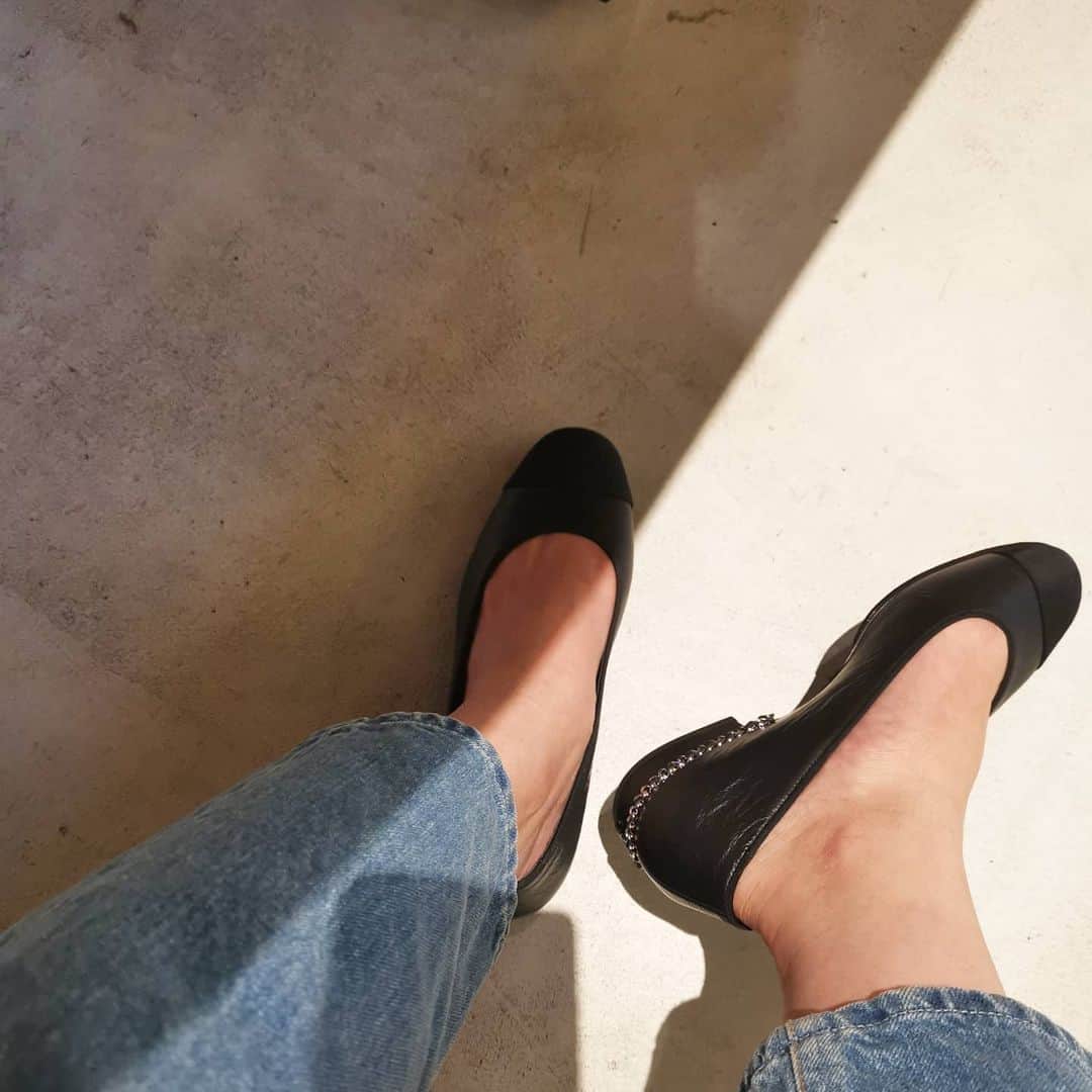 ayaka8880のインスタグラム：「. . お迎えした、CHANELのシューズはこちらです💁 . 送迎もデニムもいけそうな、ソール部分のさり気なマーク。 . さり気なすぎて、本日は仕事で編集さんやライターさん、スタイリストさん、、、 . 誰も気が付きませんでした。 . #いいのです自己満足です #私だけのとっておきマーク」