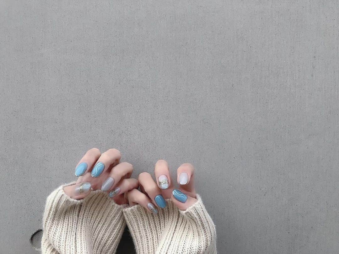 yuu__aaaのインスタグラム：「. 今回は水色ネイルにした💅 ピンク系が多いから新鮮❤︎ . まみさんのネイル持ちがほんとにいいから日にち空いちゃった🥺 . .  .  . . . 私のインスタグラムをみた！ でお得になるよ☺︎♡ . . . ⚫︎シンプルネイルSET→¥4680 ⚫︎プチSET→¥5670 ⚫︎デザインSET¥6660 . . . . . . .. #cute#nail#ブルーネイル#ニュアンスネイル #マグネットネイル #instafashion#ネイル#ミラーネイル #くすみネイル #aurora#ラメネイル」