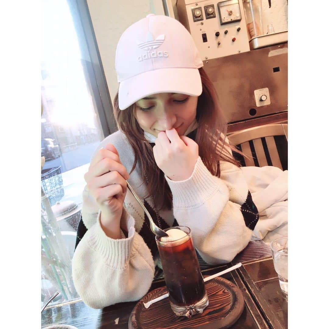 小田あさ美のインスタグラム：「#休日 #cafe #coffee  主演舞台も無事に全公演終了して 目覚ましかけないで起きて 昔ながらの喫茶店でコーヒーフロート🍨  舞台終わってからやろうと 電子ピアノ買ってたんだよね☺️ ピアノ習ってたわけじゃないから 楽譜とかすんなり読めないけど 昔から暗記力はあったから 鍵盤の位置覚えて合唱コンクールとかで 伴奏者やってたの✨  だから今回も鍵盤の位置暗記して 色んな弾き語りをYouTubeに アップできたらなーって思ってるの！ もちろん初心者なんで、 簡単な楽譜でしか弾けないけど😂  今日からピアノの練習するぞぃ‼️  #talent #model #actress #グラビア #YouTube #piano #adidas #帽子 #pink #nomake #cafetime #off」