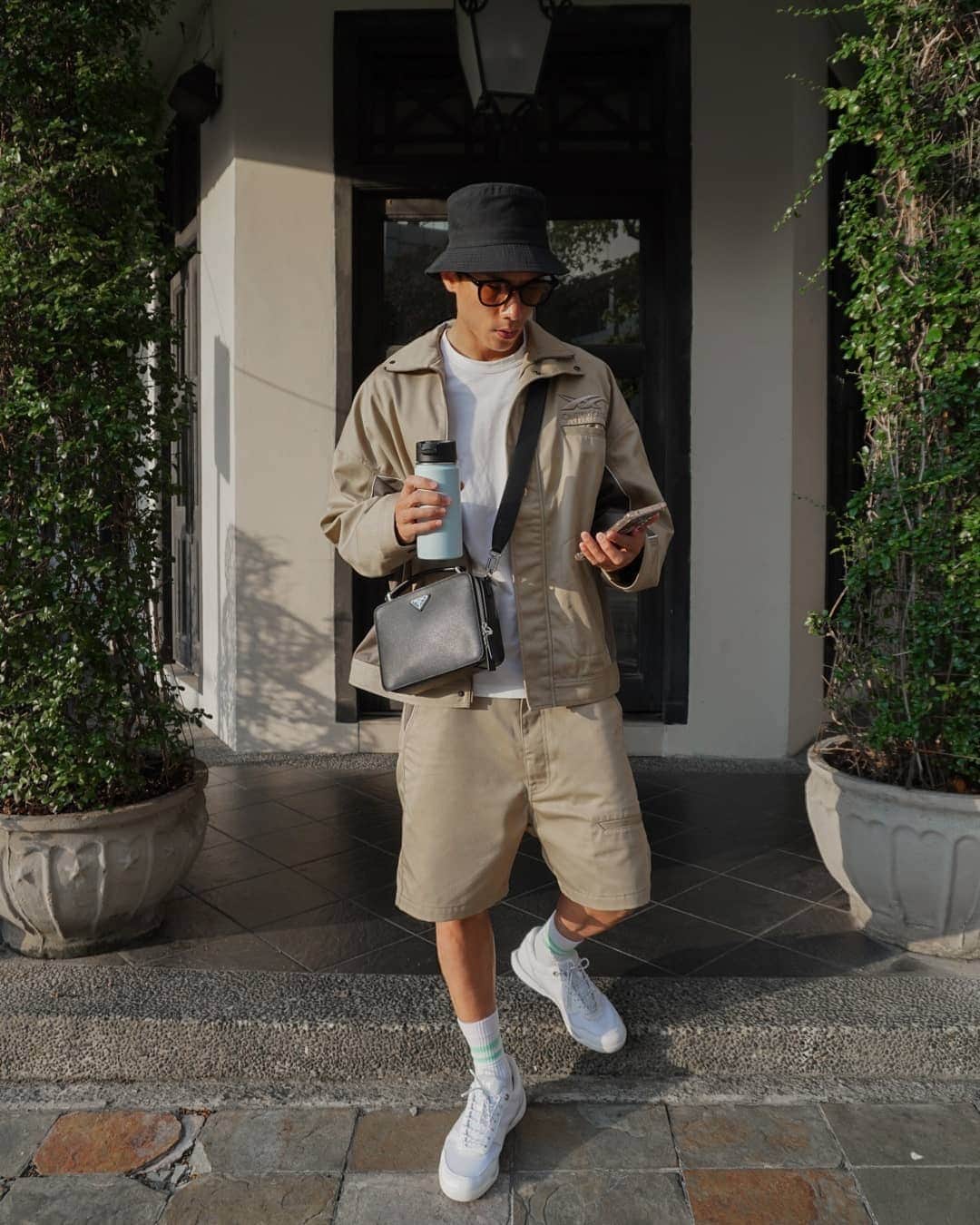 デスモンド・タンのインスタグラム：「Safari inspo ☀️ Khaki outfit paired with a minimalist looking sneaker from @onitsukatigerofficial. The technology behind the ULTIMATE 81 MP redefines comfort, perfect for running around our urban jungle.   @onitsukatigersg #onitsukatigersg  #onitsukatiger #ULTIMATE81MP」