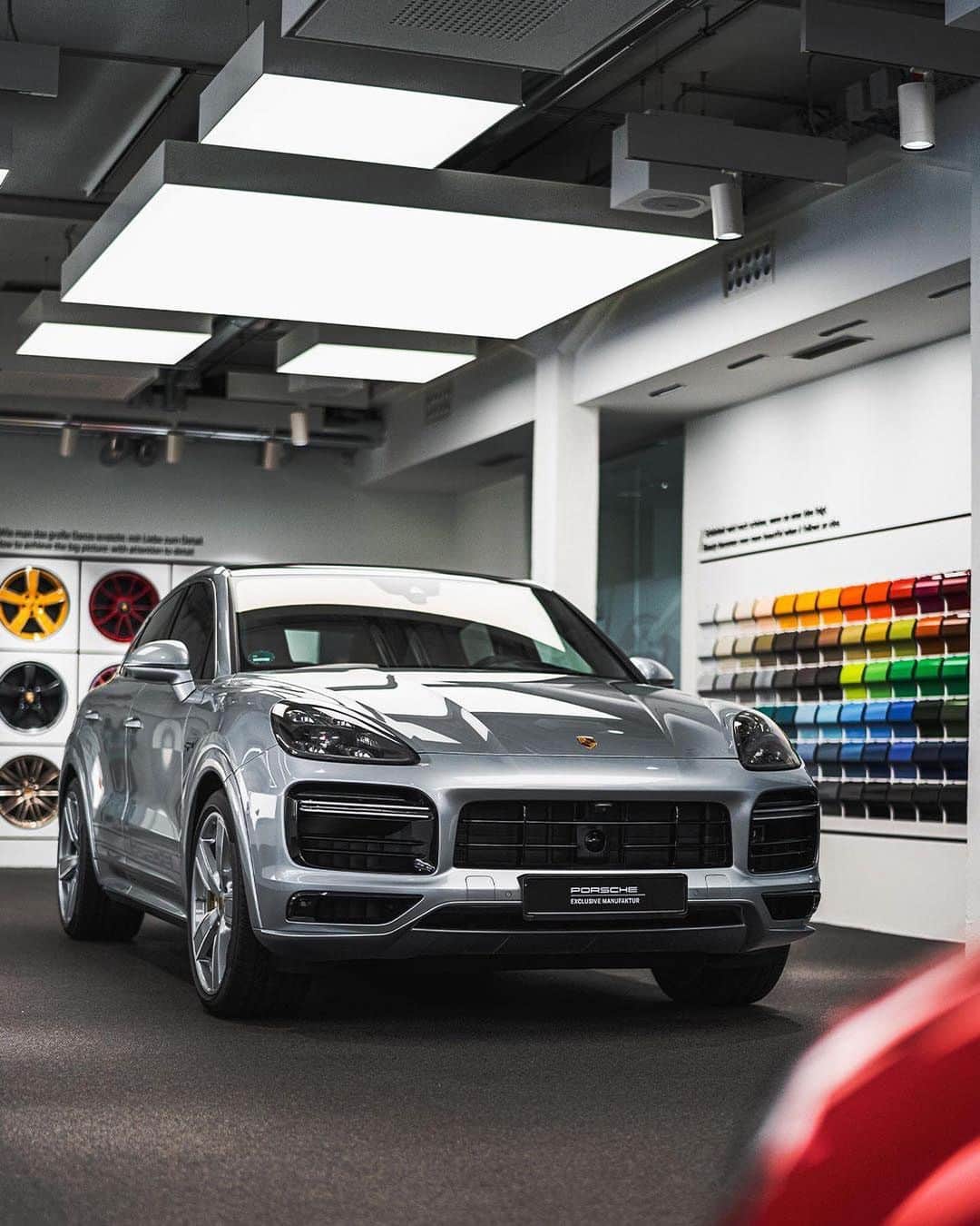 Porscheさんのインスタグラム写真 - (PorscheInstagram)「Open the door to limitless possibilities. Take a tour of what it’s like to go through a Porsche Exclusive Manufaktur customer consultation, and discover a world of enhanced personalisation.  #PorscheExclusiveManufaktur」2月22日 19時59分 - porsche