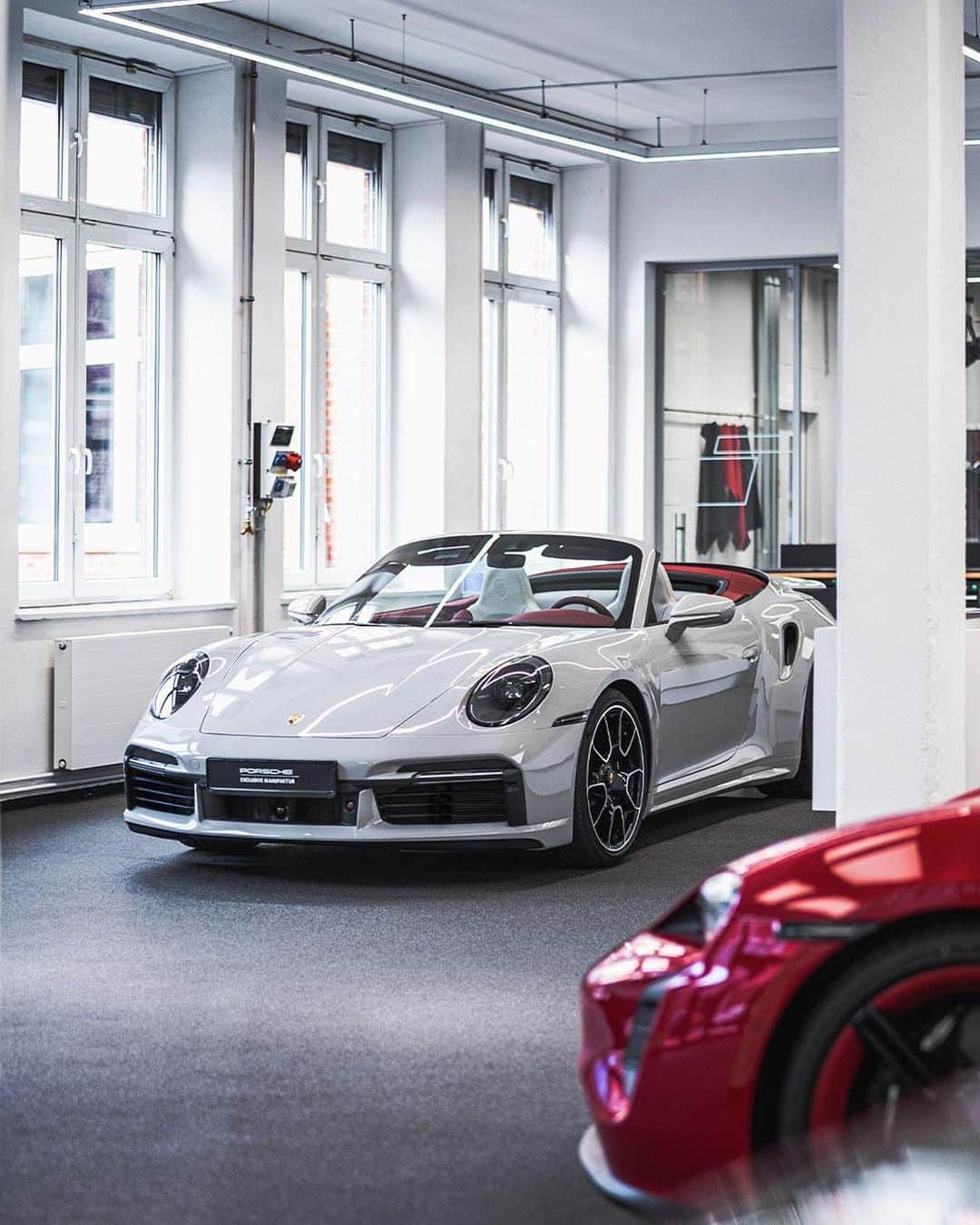 Porscheさんのインスタグラム写真 - (PorscheInstagram)「Open the door to limitless possibilities. Take a tour of what it’s like to go through a Porsche Exclusive Manufaktur customer consultation, and discover a world of enhanced personalisation.  #PorscheExclusiveManufaktur」2月22日 19時59分 - porsche