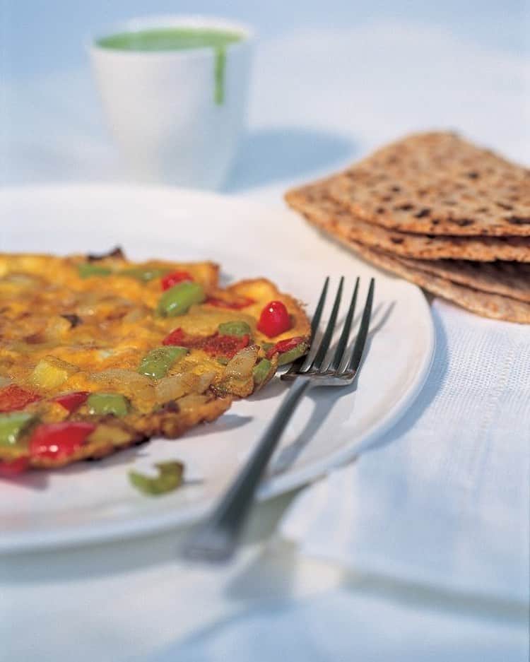 ナイジェラ・ローソンさんのインスタグラム写真 - (ナイジェラ・ローソンInstagram)「#recipeoftheday is the perfect breakfast/ lunch/ tea/supper for one: Masala Omelette. I love it rolled up in a chapati, but there is no bad way to eat it! .  And to get the recipe, either go to nigella.com or click on link in bio. What I mean by this, is that you tap on my name, which will take you to a page that has a link on it that says www.nigella.com/instagram. When you click on this link, it will take you to a page of photographs: click on the photograph you want the recipe of, and you will be taken to it! . Photograph by Francesca Yorke」2月22日 19時59分 - nigellalawson