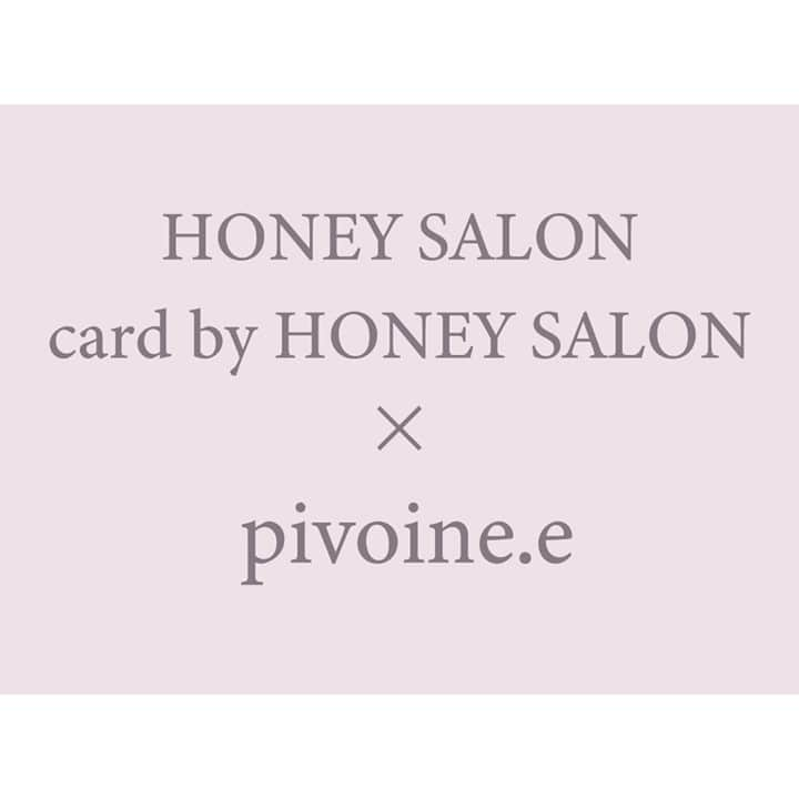 ハニーサロンバイフォピッシュのインスタグラム：「. NEWS ✦･━･✦･━･✦･━･✦･━･✦･━･✦･━･✦ HONEY SALON × pivoine.e card by HONEY SALON × pivoine.e スペシャルコラボレーション!!  ✶HONEY SALON× pivoine.e✶ 今季テーマ〝 𝘋𝘳𝘦𝘢𝘮 𝘚𝘤𝘢𝘱𝘦 〟から連想した、 幻想的な雰囲気をまとう @pivoine.e オリジナルの 新作クリスタルキャンドルが登場。 香りは『rose』と『jasmine』の2種類からお選びいただけます。 ※数量限定の為、無くなり次第終了です。 . . ✶card by HONEY SALON× pivoine.e ✶ @pivoine.e のアーカイブキャンドルから『cross』をセレクトし 撮り下ろしたプリントTシャツ・トートバッグと、 炎にゆらめくキャンドルを表現したオリジナルアートの ロンTを含め、全３型が登場です。 . . コラボ商品の発売を記念して、POP UP SHOPを開催‼ 詳細は改めてお知らせいたしますので、 どうぞお楽しみに…✶✶ ✦･━･✦･━･✦･━･✦･━･✦･━･✦･━･✦ .  @pivoine.e . 2017夏にスタートしたキャンドルブランド「pivoine.e、ピボワンヌ」 フランス語でシャクヤクの意味を持つ。 流行も好きだけど、本物もわかってる、そんな意思を持った人へ…好きな服やアクセサリーを身につけた時の高揚感に似た、それがあるだけで気分が高まる、心ときめく宝物のようなキャンドルをお届けしています。 . ✦･━･✦･━･✦･━･✦･━･✦･━･✦･━･✦ . . #honeysalon #ハニーサロン #cardbyhoneysalon #カードバイハニーサロン #pivoine #ピボワンヌ #candle #キャンドル」