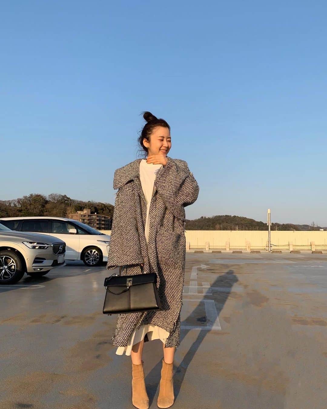 佐藤優津季のインスタグラム：「お団子も乱れる強風🍠 #ootd  #coat #ikumi  #dress #machupichushop  #boots #acnestudios  #bag #cafuné」