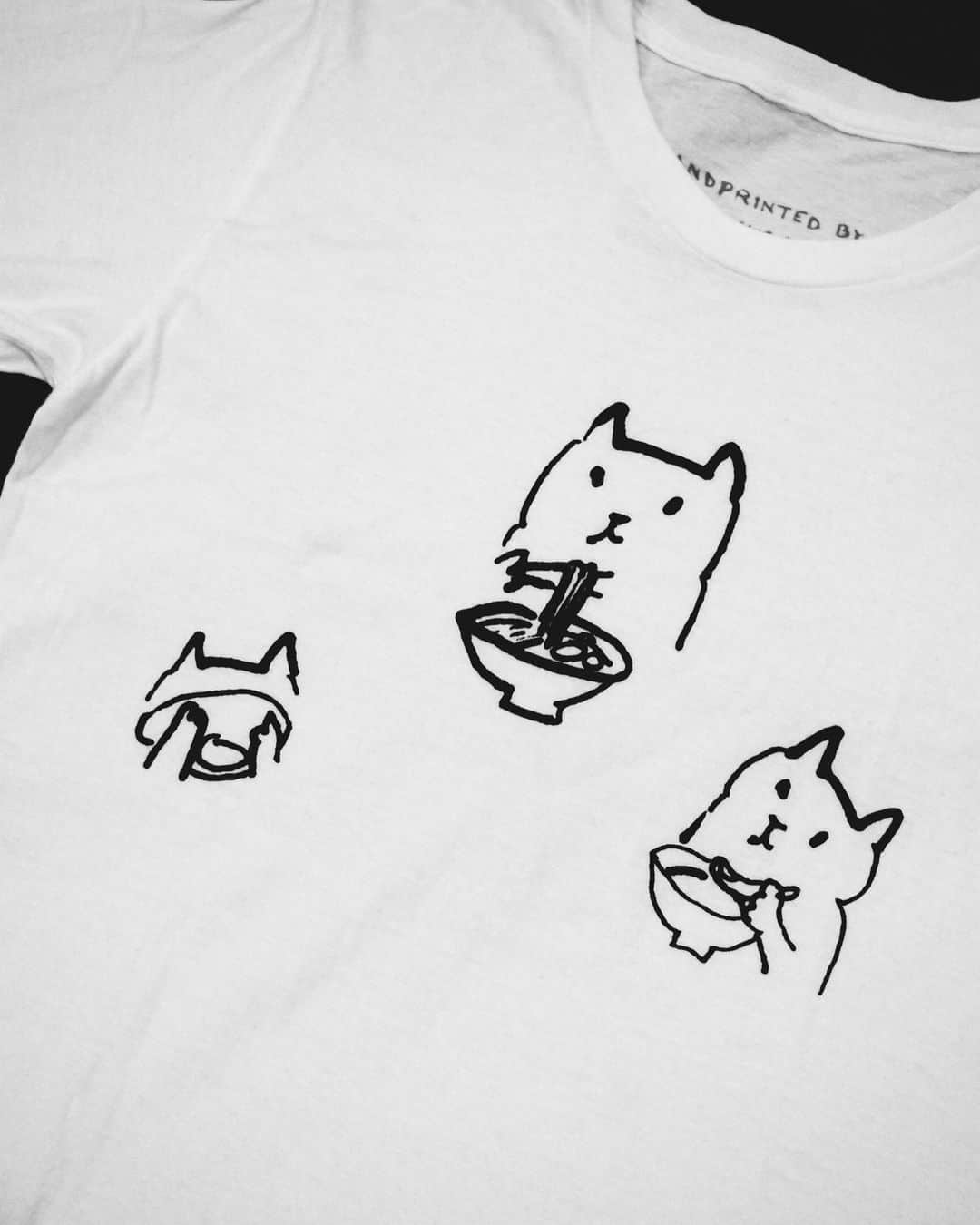 田沢美亜のインスタグラム：「猫の日♡  RAMEN CAT  T-shirt 🍜🐈 ・ ・ by @ritsukohirai   #お気に入りのTシャツ #ritsukohirai #ramencat #handprinted #猫の日 #にゃんにゃんにゃん」