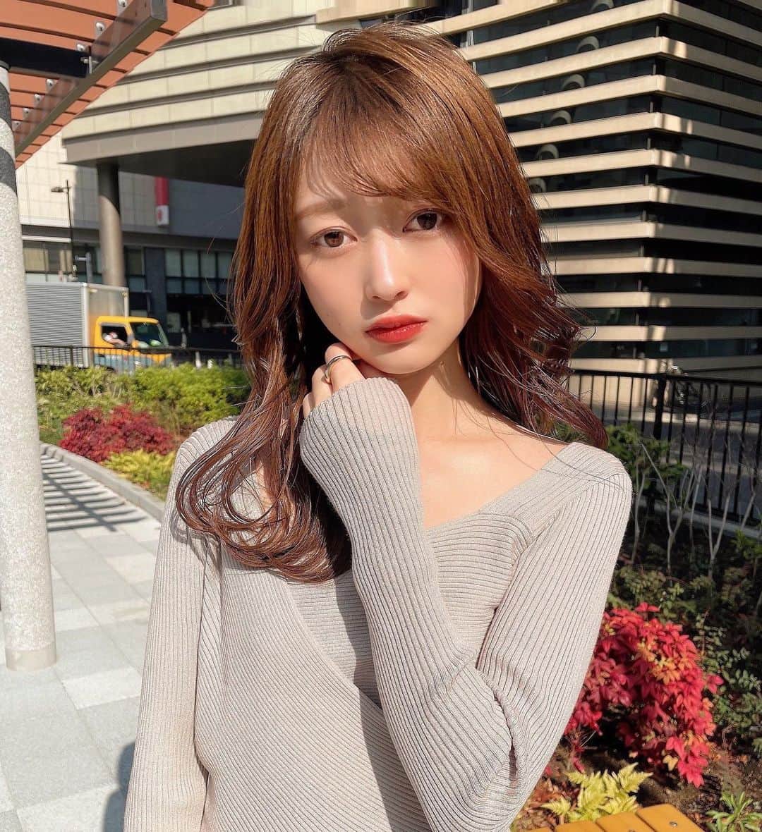 KAWABENIKIのインスタグラム：「今日のスタイル本当にお気に入り過ぎて😭 楽しい撮影だった🥺💓  #春カラー#ベージュカラー#サロンモデル#サロモ#女子大生#立教大学#立教#くびれヘア #ロングヘア#ミディアム#ロング#ミディアムヘア#波巻き #波ウェーブ」