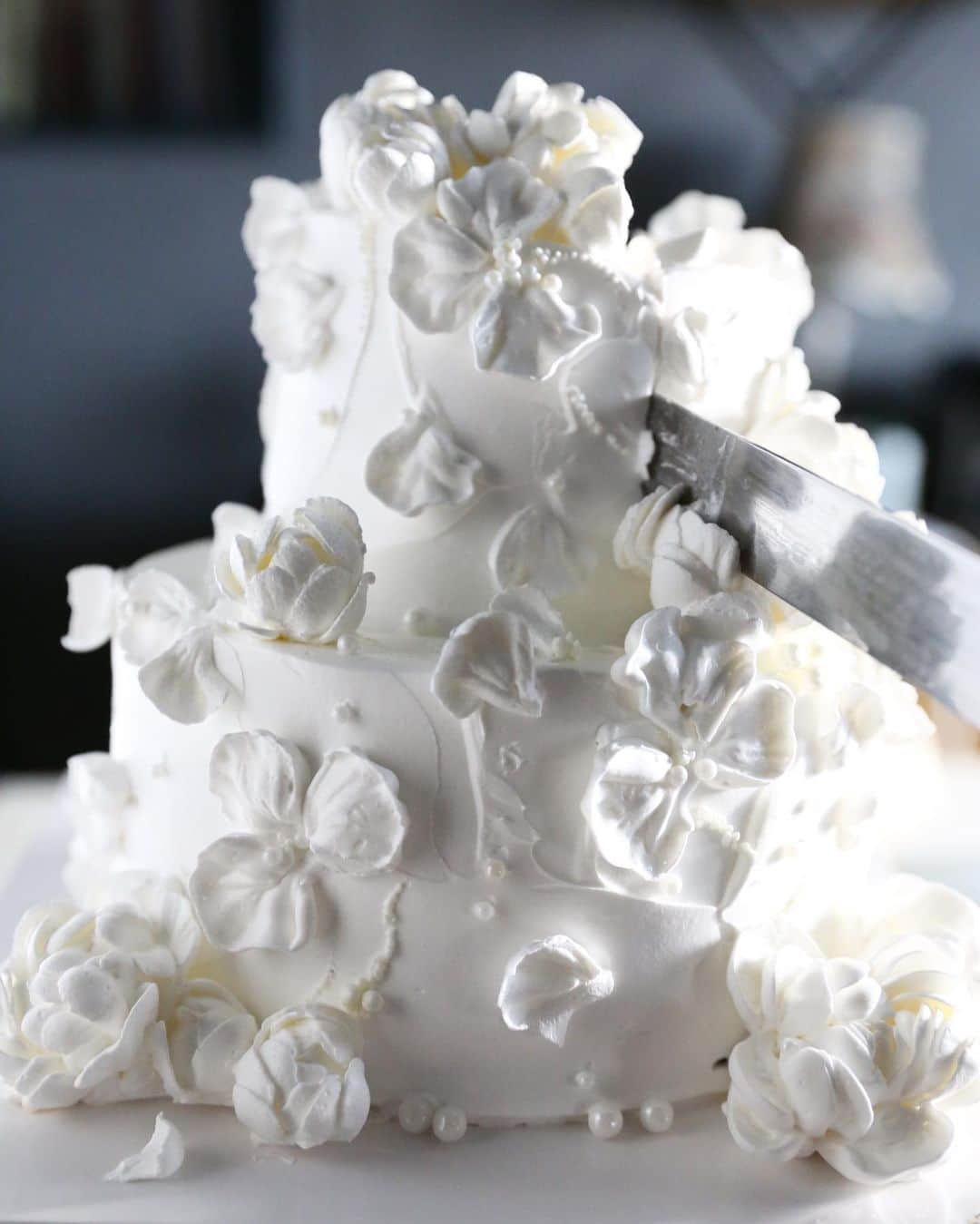 청담 수케이크 (atelier soo)さんのインスタグラム写真 - (청담 수케이크 (atelier soo)Instagram)「ㅡ Fresh cream flower cake 🍓🍓🍓 크림치즈제형배우며 첫시간생크림 복습까지 판매심화반은 매시간반복또반복시켜드리는게중요한것같아요. 자신감을가질수있도록! 매시간새로운 아름다움으로 신선하고 즐거웠던시간들이었습니다 🤍🎼 ㅡ #flower #cake #flowercake #partycake #birthday #bouquet #buttercream #baking #wilton #weddingcake ㅡ www.soocake.com vkscl_energy@naver.com」2月22日 19時56分 - soocake_ully