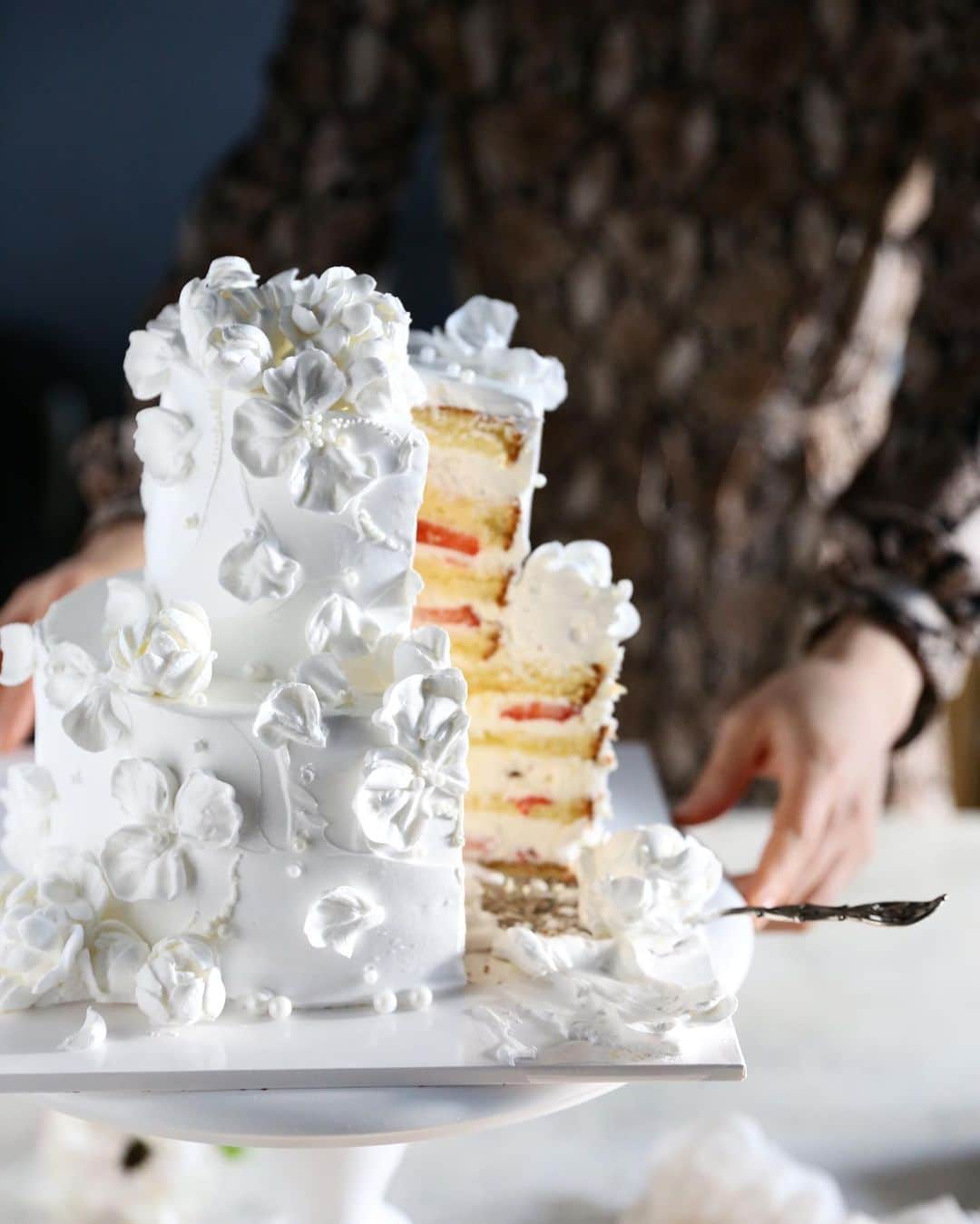 청담 수케이크 (atelier soo)のインスタグラム：「ㅡ Fresh cream flower cake 🍓🍓🍓 크림치즈제형배우며 첫시간생크림 복습까지 판매심화반은 매시간반복또반복시켜드리는게중요한것같아요. 자신감을가질수있도록! 매시간새로운 아름다움으로 신선하고 즐거웠던시간들이었습니다 🤍🎼 ㅡ #flower #cake #flowercake #partycake #birthday #bouquet #buttercream #baking #wilton #weddingcake ㅡ www.soocake.com vkscl_energy@naver.com」