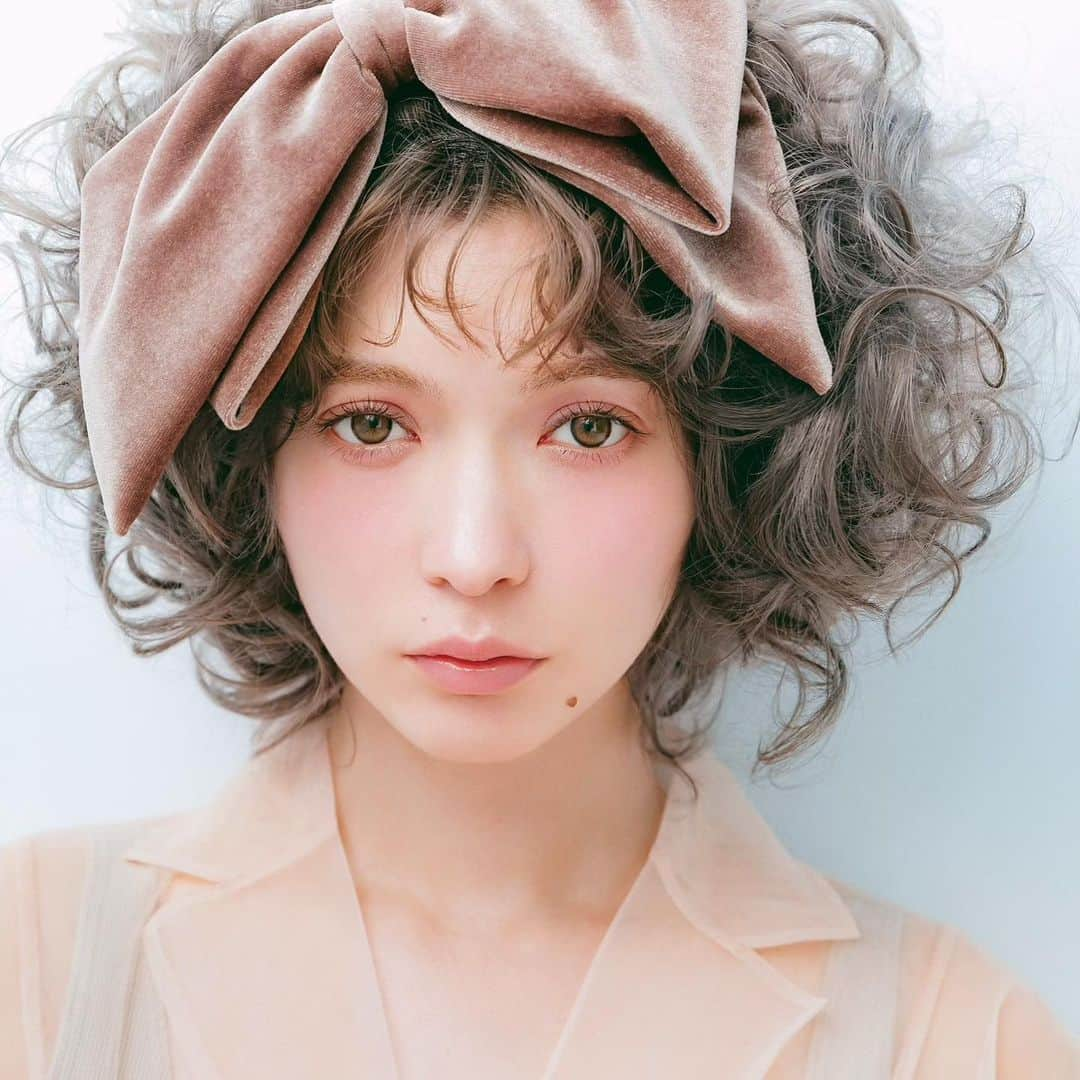 八木アリサさんのインスタグラム写真 - (八木アリサInstagram)「今月の　#やぎのヲタ美容　は、 大好きなメイクアップアーティストの 中野明海さんに来て頂きました🌼 ． メイクはもちろんお人柄にも 終始ときめきっぱなしでした。🥺 ぜひご覧ください！」2月22日 19時57分 - alilouss