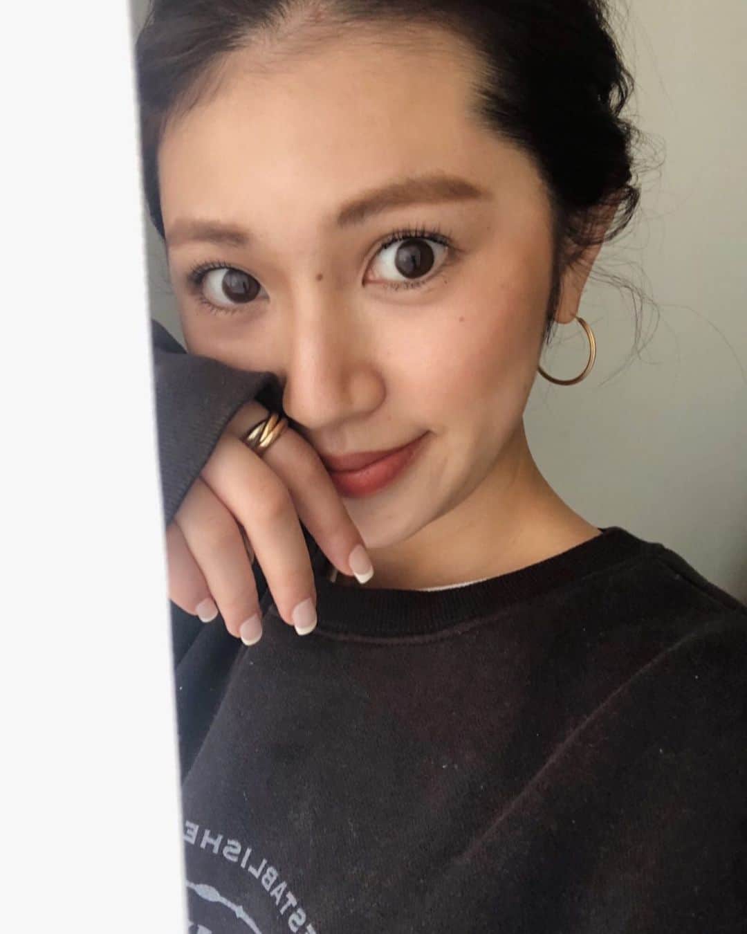 藤原菜摘のインスタグラム：「まつげねいる鍼、done🦋🤍 パリジェンヌするとメイクするのが楽になる〜 . 載せてから気付いたけどアホ毛すごいなぁもう👾笑」