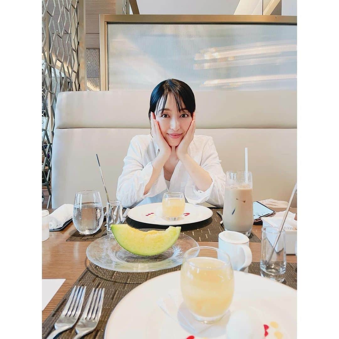 上野なつひのインスタグラム：「ずっと電話で話してたえりちゃんと久々にゆっくり会えた🥺🌷 美容話とか色々話止まらない…でもこれは今になって始まった事じゃないな！ 出会って16年変わらず私の大好きな憧れの女性💐 @ellyotoguro  #大人なNO密カフェ #大事な人は何年経っても変わらない」