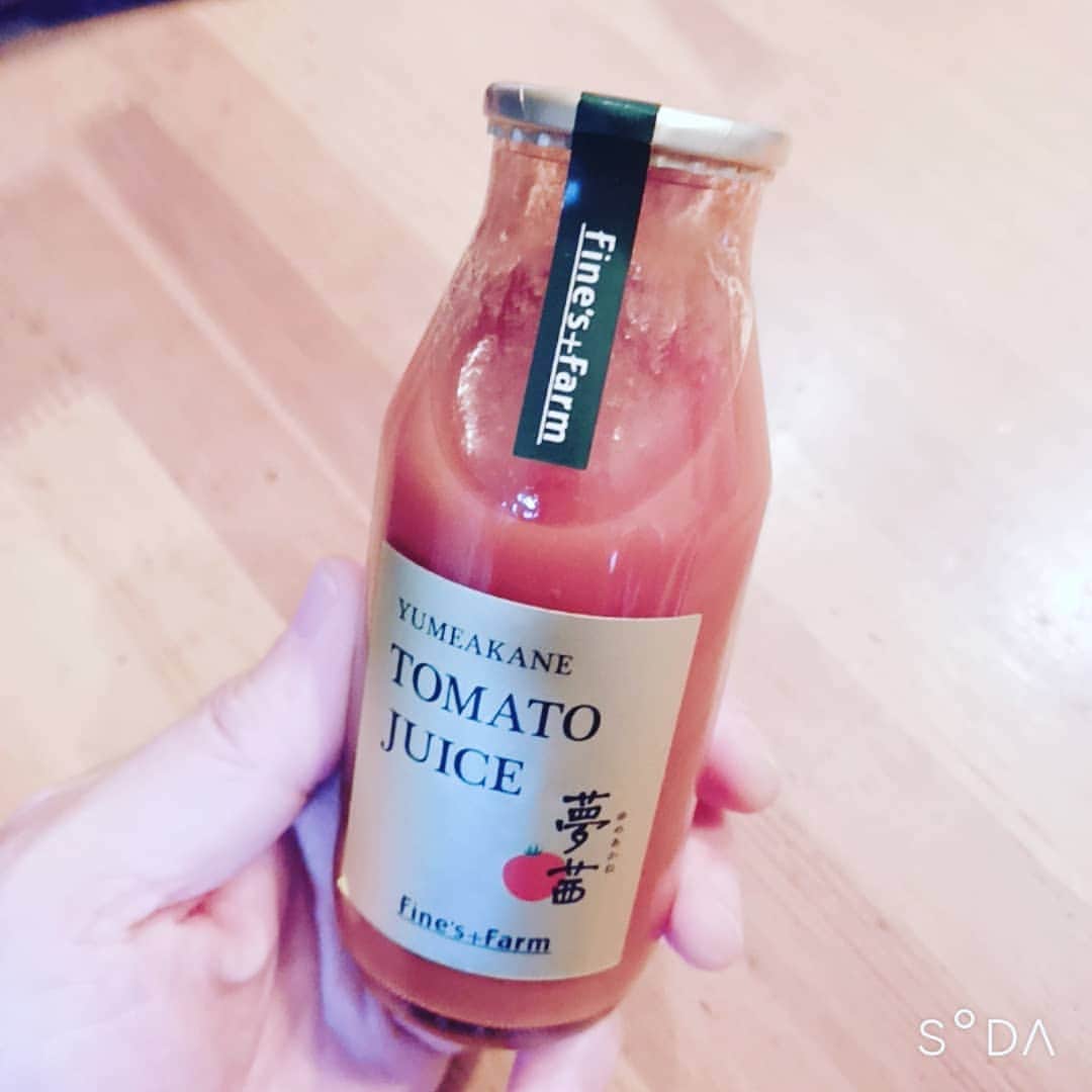 松本隆博のインスタグラム：「。 勢いで買ってしまった 高めのトマトジュース。 何かの記念日じゃないと 普通の日、程度では呑めない 器のちっさいおっさん( 'ч' )  還暦少年 松本隆博 (^^ゞ」