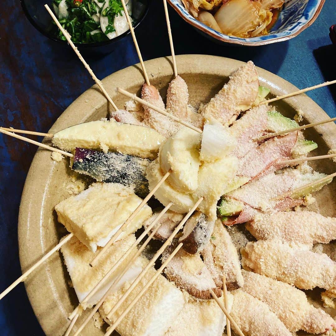 井上荒野のインスタグラム：「夫作。すごいもの作ったよ・・お座敷串揚げ！お肉に野菜にアボカドにハム巻いたのとかはんぺんとか。熱々いろいろ食べられて最高😭」