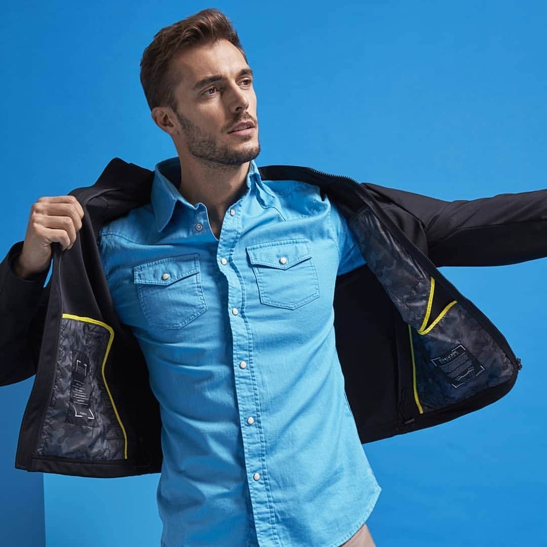 ジェオックスのインスタグラム：「SHORT & STYLISH  Cover up this Spring with our short-style, contemporary jacket for men.   Minimalist blue/black design meets ultra comfort with a water-repellent exterior and camo-effect interior. ​ ​ ​#geox #geoxshoes #expressyourworlds」