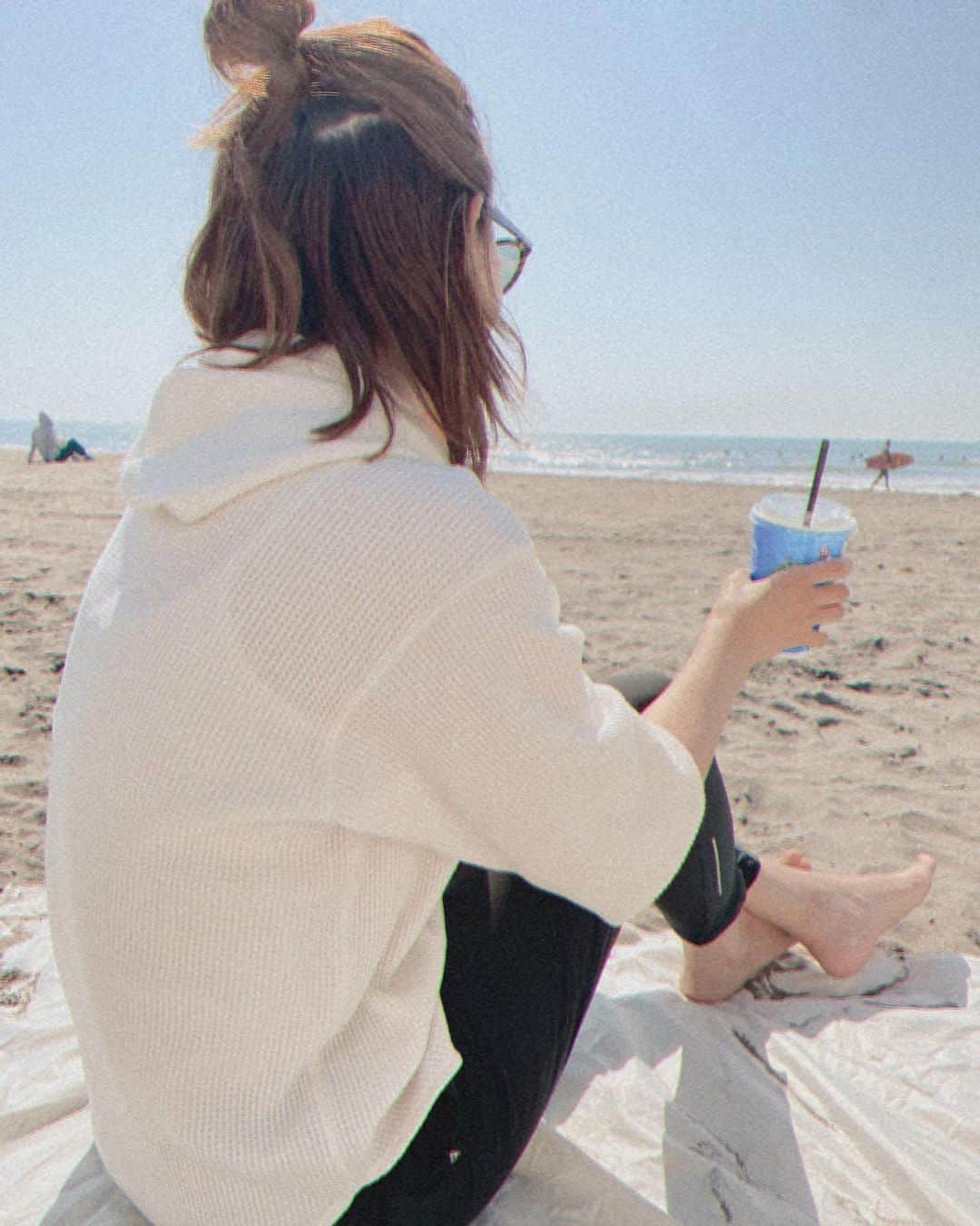 萩中ユウさんのインスタグラム写真 - (萩中ユウInstagram)「次女の出産前から、海の近くに住みはじめました。﻿ ここではなんだか時間がゆっくり流れているように感じて、それが今の私にはとても心地よくて。﻿ 思い切った選択だったけど、迷っていたのが嘘みたいに今の生活を愛せています。﻿ ﻿ 物事を決める基準にしているのはこの3つ。﻿ ﻿ 1. 直感を頼ること﻿ 2. 決める理由を言語化すること﻿ 3. 選んだ方をめいっぱい愛すること﻿ ﻿ 「住む」と決めたら私たちにぴったりのおうちが見つかり、波に乗るってこういうことだなと。﻿ この感覚はもう何度も経験してる。﻿ ﻿ 子供たちが小さい今だけの特別な時期、﻿ この景色と子供たちの笑顔をこの目にしっかり焼きつけよう🤍﻿ ﻿ ﻿ #住む場所を変えると生き方が変わる﻿ #迷った時はワクワクする方を選ぶ﻿ ﻿」2月22日 20時09分 - yu_haginaka