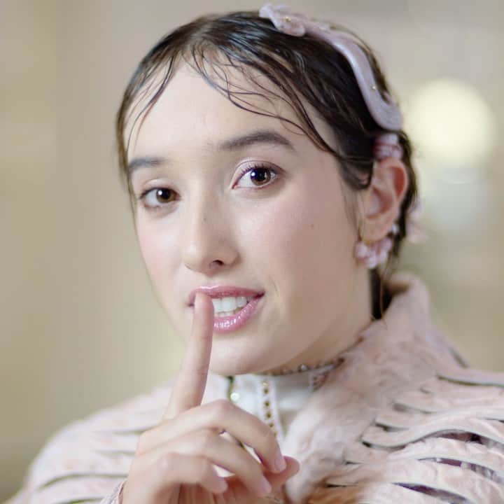 Fendiのインスタグラム：「Roman heritage and history remain a strong focus, albeit with a unique British twist. #FendiCouture Spring Summer 2021  Artistic Director of Couture and Womenswear Collections: @MrKimJones Artistic Director of Accessories and Menswear Collections: @SilviaVenturiniFendi Jewellery Creative Director: @delfinadelettrez  Creative Director: @Ronnie.Cooke.Newhouse Video: @mwepper  Models: @leonettalf and @delfinadelettrez」