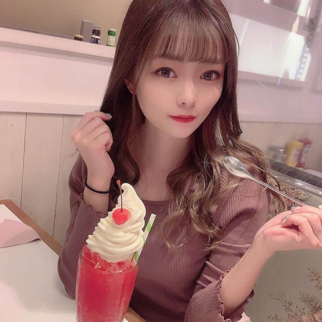 のインスタグラム：「・ ・ 🍓🥤 ・ ・  #コンカフェ  #コンカフェ 店員　#アイドル　#アイドル好きと繋がりたい #モデル　#カフェ　#カフェ巡り #カフェ好きな人と繋がりたい #カフェスタグラム #カフェ巡り好きな人と繋がりたい #カフェ部 #カフェ活 #クリームソーダ」