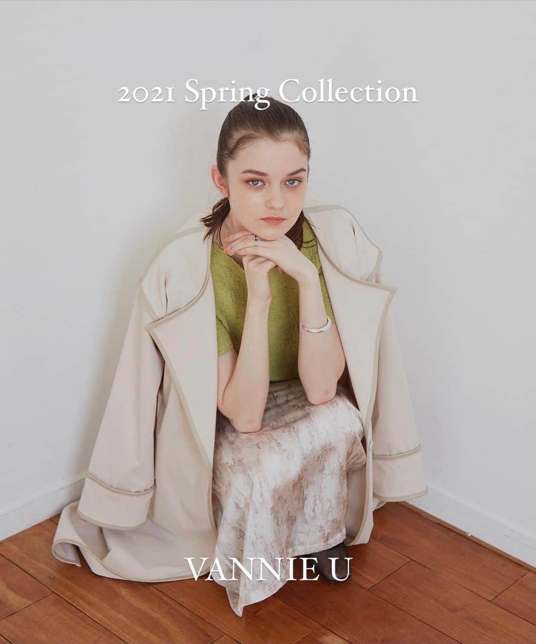 Vannie Officialのインスタグラム：「【2021 Spring Collection】  パイピングロングトレンチコート (beige・natural) Free size ¥5,400+tax      旬ルック間違いなし！ この春の大本命アウター♡      《styling》  冬に人気のアウターが春ver.になり登場♪  どんなコーデにも色味にも合わせやすいすっきり見えロングアウターです！  今年らしい配色パイピングは羽織るだけでたちまちトレンドルックに…♡  付属のウエストリボンは一巻きでオトナっぽく、リボンで可愛らしくと雰囲気を変えて着られちゃいます◎      《detail》  大きめの襟がVANNIEっぽく、1番の可愛いポイント♡  ボリュームtopsも楽々着られる大きめのアームホールと、後ろにスリット入っており裾さばきもしやすい仕様です◎  フロントはダブルのスナップボタンになっており、リボンなしでカジュアルにも着られます。      《fabric》  張り感がある素材で少し光沢感も有り◎    ※詳しいお手入れ方法は商品タグをご参照ください。      #vannie_u#ヴァニーユー #ZOZOでしか買えない⠀⠀    お問い合わせはDMまでご連絡ください☺︎」
