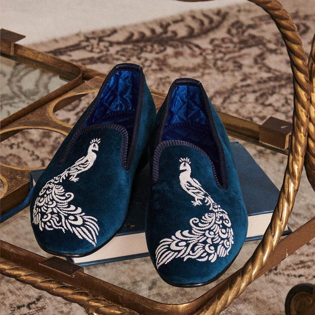 ニュー&リングウッドのインスタグラム：「The New Work (from home) Shoe  Starting the week off right in a pair of our peacock embroidered velvet slippers. There’s nothing quite like a glimpse of vibrant teal to keep you on your toes through a long day of video calls. • • • • • #newandlingwood #loungewear #loungeinlingwood #slippers #velvetslippers #russianpeacock #londonfashion #menswear #shoesformen #slippersformen #clothingformen #mensfashion #classicbritishstyle #mensweardaily #luxurymenswear #menswearinspired #britishheritage #jermynstreet #savillerow #tailoring #nyctailoring #newyorkfashiondaily #londonfashiondaily #newyorkmenswear」