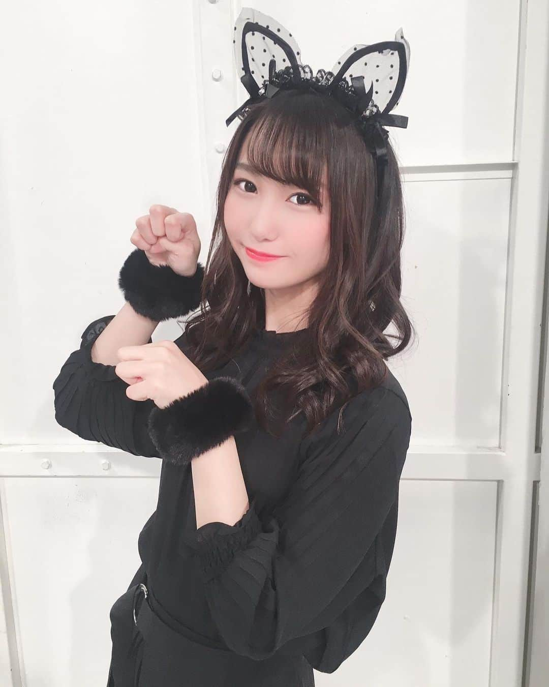 宮田有萌のインスタグラム：「黒猫さん.｡.:*♡  今日は猫の日ですね(=^x^=)ﾆｬｰ  猫飼いたいな(*´-`)  写真は過去の生写真オフショットですd(￣ ￣)  #猫の日 #猫 #黒猫 #猫耳 #コスプレ #生写真 #オフショット #巻き髪 #ラストアイドル #宮田有萌」