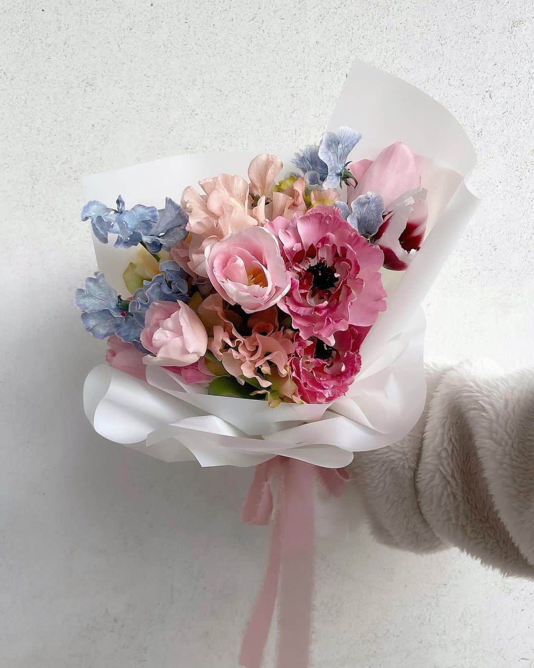 都築青空さんのインスタグラム写真 - (都築青空Instagram)「ブライダルの装花をされてて インスタで見つけてからずっとお会いしたかった @tommmy.aya さん💐♡ .  ブーケ作っていただいてほんと感動🥺♡ 可愛すぎる… 部屋が一気に華やかになったし、 お花の香りに包まれて幸せ〜☺️☺️ . . #ブーケ #春のブーケ #ピンクのブーケ #スイートピーのブーケ #お花のあるくらし #ブライダルブーケ #スイートピー #チューリップ #ラナンキュラス #bouquet #flowers」2月22日 20時09分 - aozora723