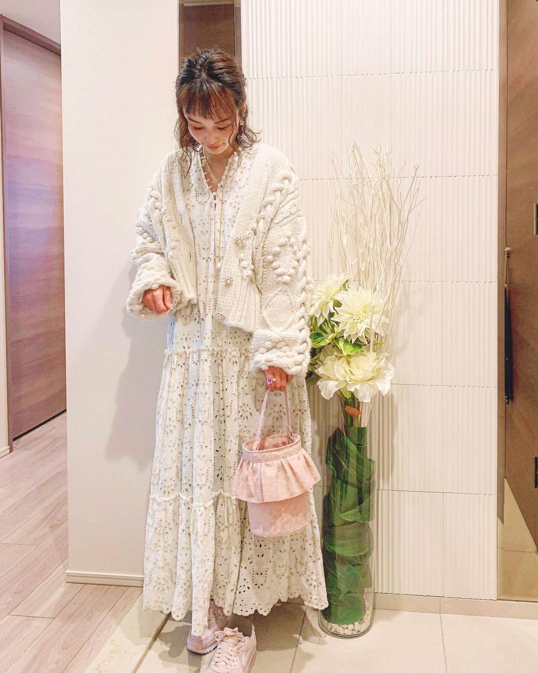 のインスタグラム：「親コーデ❣️ ３枚目の息子もZARAのニットパーカー💕 ホワイトとベージュとピンクで#親子リンクコーデ してみました🥰❤️次男くんは、長男と違ってお洋服着るの好きだし褒めるとめちゃくちゃまんざらでもないご様子😚になります😚😚  ほんとーーーに今日は春みたいだったからウキウキして @zara のワンピースおろしました🥰💕  サイズはＳです💝 @setsuko_sagittaire のバッグにナイキのピンクAirmaxに次男のニットカーディガン🥰 カラー合わせたらノリノリで着てくれました🧒🏻🎶 with #クッパjr   Knit Op @zara  Bag @setsuko_sagittaire  Shoes @niketokyo   コーデはファッションアプリのPARTEで簡単に買えるようになってますよ☺️ TopにURL貼り付けておきます✨  #ootd #outfit #fashion #fashionlover #大人カジュアル#ママコーデ #ママファッション #プチプラコーデ #プチプラファッション #今日のコーデ #コーディネート #zara #ザラ #ザラジョ #zara購入品 #ワンピース #春コーデ #セツコサジテール @zara__streetstyle @zara_daily」