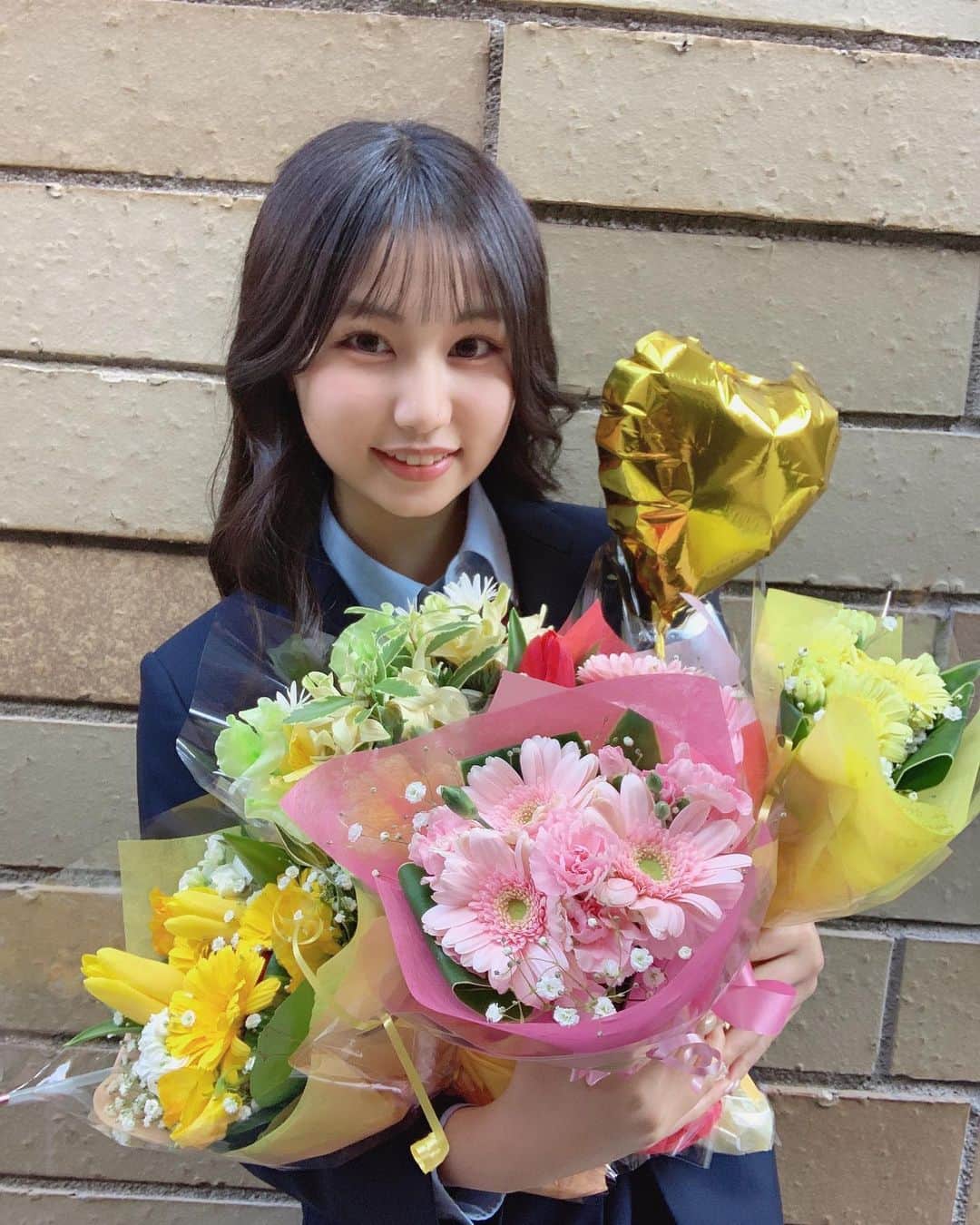宮丸くるみのインスタグラム：「高校卒業しました！´`*  3年間ほんまに一瞬で😢 毎日楽しすぎる高校生活でした！！！ ほんとにずっと終わりたくないーー🥺ってなってた笑  これからのくるみもよろしくお願いします( ¨̮ )✨  ・ ・ ・  #リリバリ #lilyofthevalley #idol #アイドル #jk #18歳 #高校生 #卒業式 #卒業 #制服 #花束 #黒髪 #ぱっつん前髪 #ロングヘア #巻き髪」