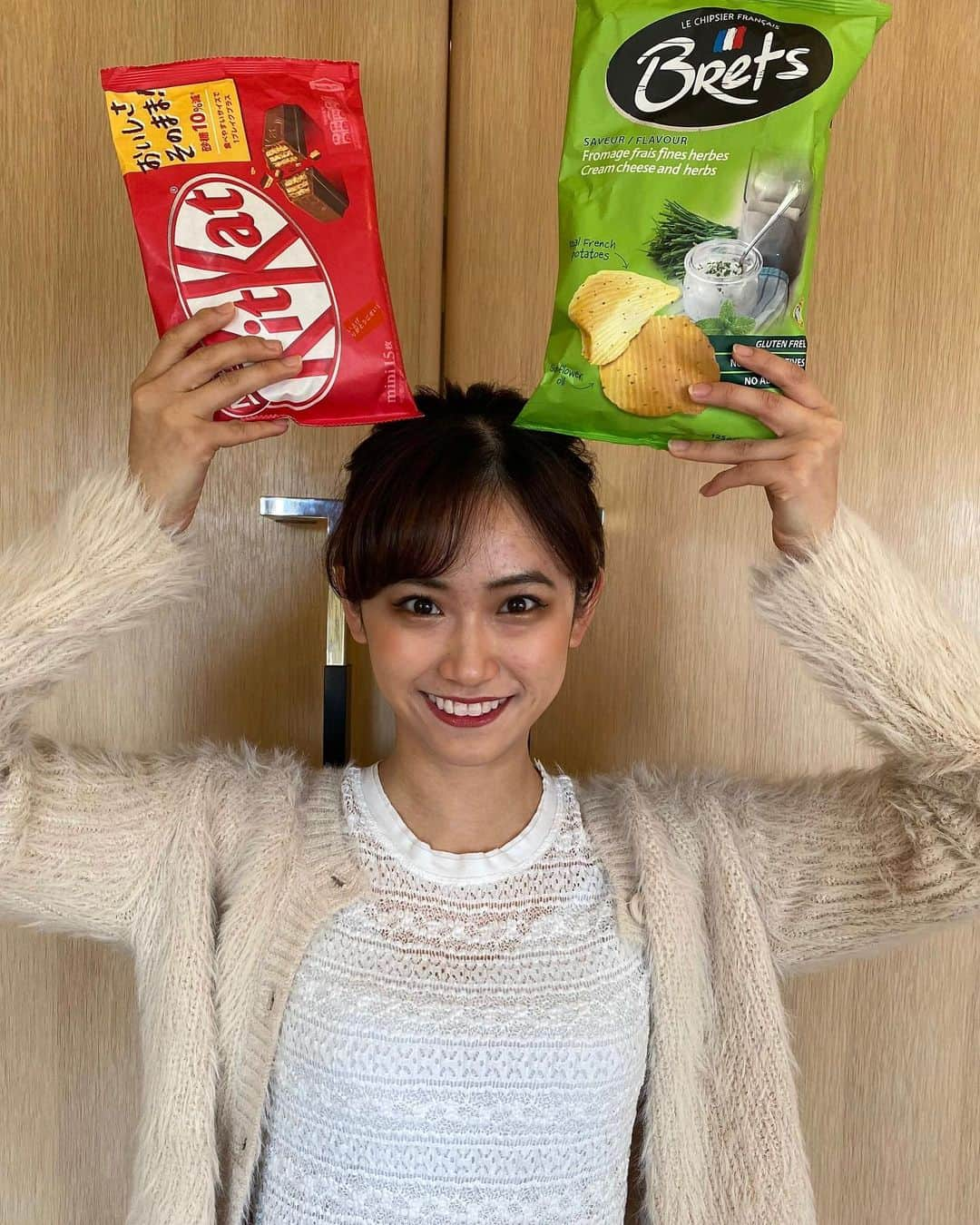 嶺百花さんのインスタグラム写真 - (嶺百花Instagram)「♻️初めてのSDGs#1  ミス日本ではSDGsへの協賛を公言して様々な活動を行っています。あまりSDGsとの関わりがなかったので、私なりに皆さんとちょっとずつ知っていけたらなと思い、投稿を始めます😊  第一弾  ポテトチップスやキットカットのパッケージが、紙を原料にしたクラフト包材に変わっているみたいです。全てのパッケージ素材をリサイクルもしくはリユース可能な素材に変更。♻️  いつも買うお菓子もひと工夫で、SDGsに貢献できるんですね😳」2月22日 20時11分 - mine_momoka