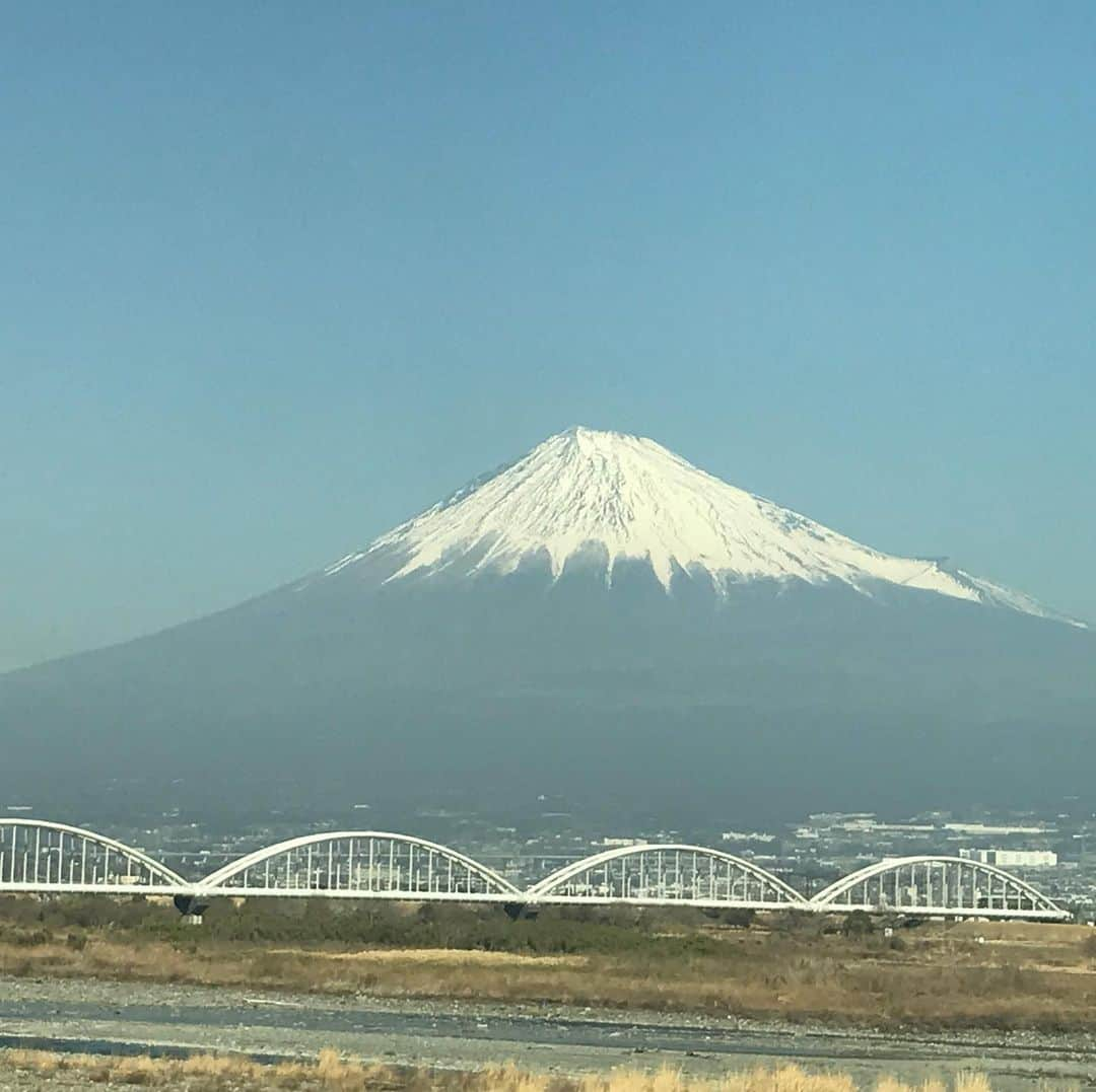 金戸覚さんのインスタグラム写真 - (金戸覚Instagram)「夕凪のピンチヒッターライブミッション終了。知り合って20数年、まさか夕凪に入って一緒に音を出す日が来るとは思わなかった。いい夜でした。凄いバンドだ。夕凪の唯一無二のベーシスト、石井君の快復を祈ってます。よろしければアーカイブでも！ムジカジャポニカのHPから！帰りは久しぶりの富士山近影。日本は美しい！」2月22日 20時12分 - kanetosatoru