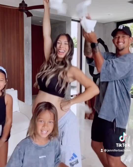 Jennifer Bachdimのインスタグラム：「39 Weeks and counting!!! I hope I’ll be going into labor real soon after this Baby Mama Dance ❤️ #teamBachdim #BabyMamaDance #39weekspregnant #bumil」
