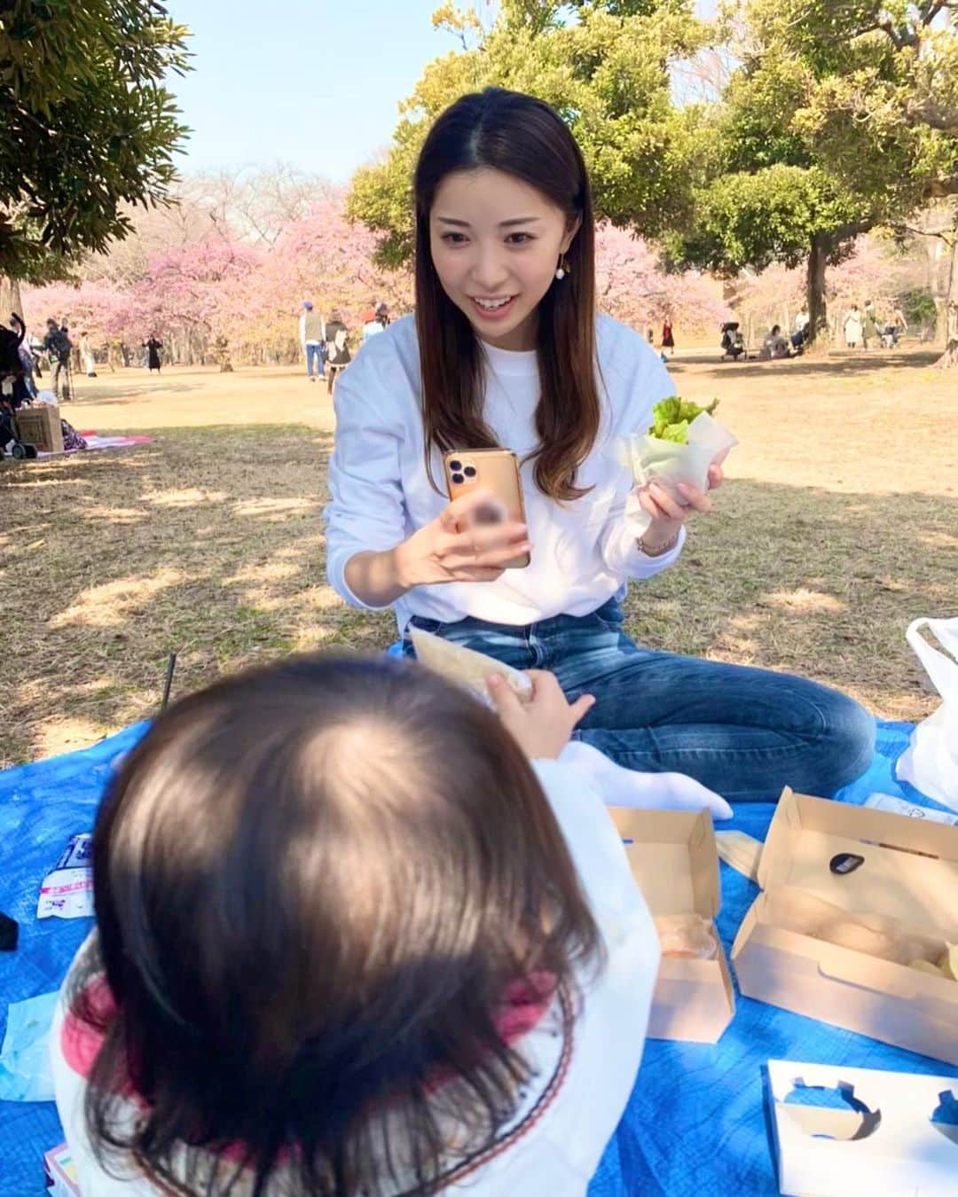 五條まりなさんのインスタグラム写真 - (五條まりなInstagram)「﻿ ﻿ 　﻿ 今日はとっても暖かかったので、友人親子とのんびりピクニックしました🌸﻿ 👶は歩く練習を始めたばかりなので 公園でも練習！﻿ ずっとニコニコでいてくれて良かった🍀﻿ ﻿ 　﻿ 　﻿ お気に入りのカーディガンを初おろし💛﻿ 明日からはまた寒いのかぁ🥶﻿  ﻿  ﻿ #春#桜#ピクニック﻿ 　﻿ ﻿ 　﻿」2月22日 20時15分 - marina.gojo