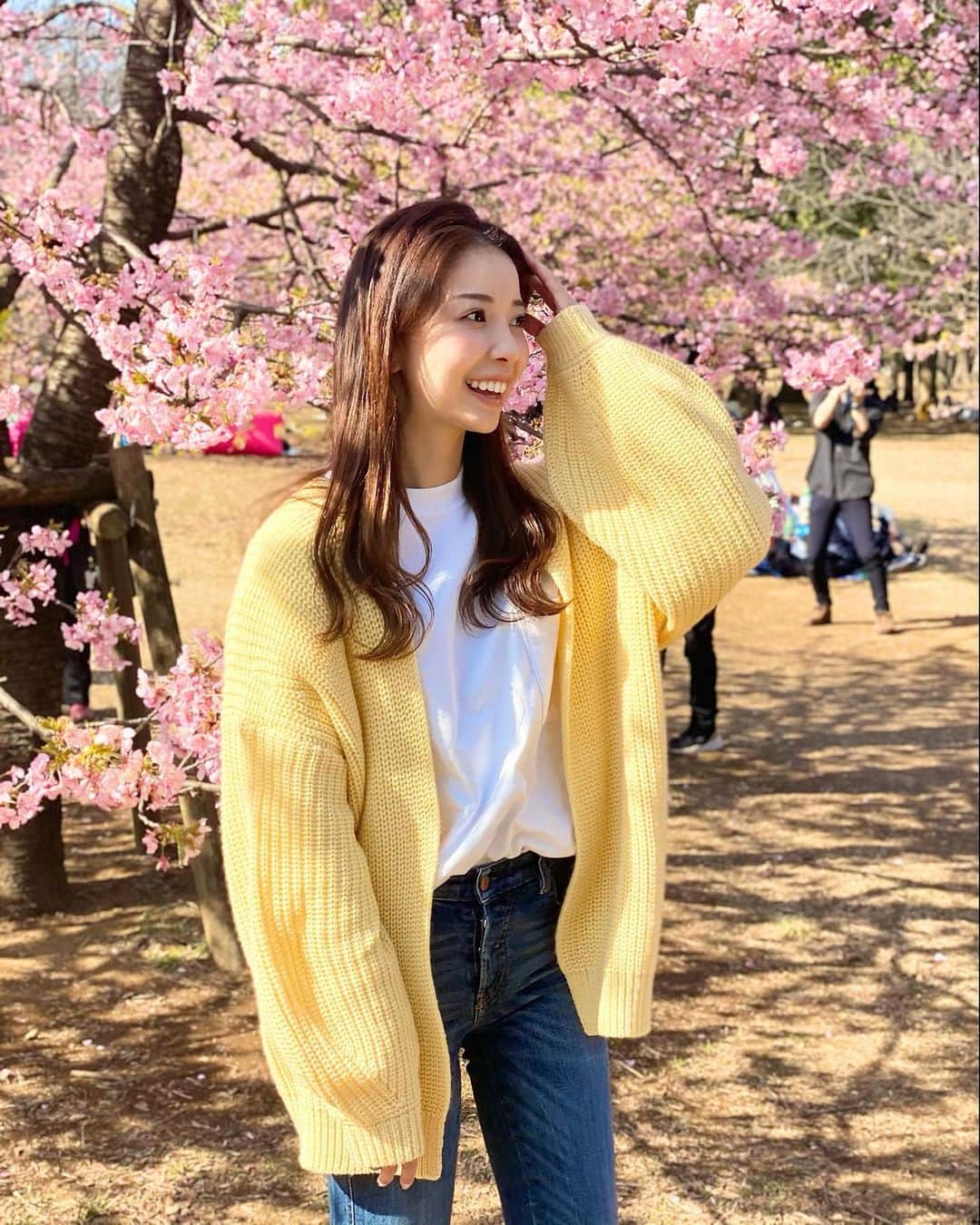 のインスタグラム：「﻿ ﻿ 　﻿ 今日はとっても暖かかったので、友人親子とのんびりピクニックしました🌸﻿ 👶は歩く練習を始めたばかりなので 公園でも練習！﻿ ずっとニコニコでいてくれて良かった🍀﻿ ﻿ 　﻿ 　﻿ お気に入りのカーディガンを初おろし💛﻿ 明日からはまた寒いのかぁ🥶﻿  ﻿  ﻿ #春#桜#ピクニック﻿ 　﻿ ﻿ 　﻿」