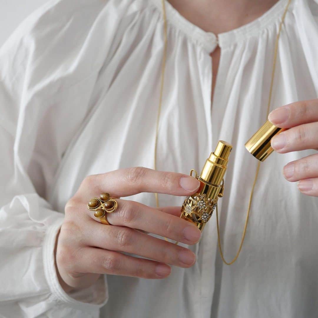 のインスタグラム：「【NEW】STAR atomizer necklace  予約販売の受付がスタート！  ADER.bijouxで発売以来、大好評となっているスプレーボトルのロングネックレス〈アトマイザーネックレス〉に待望の新作が登場。  皆様に愛されているアイコニックな星モチーフで製作した新作アトマイザーネックレスです。  ウイルス対策に除菌アルコールを入れて気になる箇所に吹きかけたり、手指の消毒にご使用いただけます。 もちろん、香水やフローラルウォーターを入れてリフレッシュにご使用いただくのもおすすめです。  通常販売に先立ちましてご予約でのご注文を承ります。 予約数が生産数に達した場合は、通常販売が出来ない場合もありますので、ご了承くださいませ。  お届け予定：4月中旬~下旬ごろ 生産の都合上、お届けが前後する場合がございます。 予めご了承くださいませ。  ご注文完了後のキャンセル・内容変更はお受けできません。内容をご確認の上、ご注文手続きをお願いいたします。  詳しくは公式オンラインショップをご覧くださいませ。 https://ader.stores.jp/  #aderbijoux #ADER #jewelry #accessory #vintage #deadstock #atomizer #necklace #covid_19」