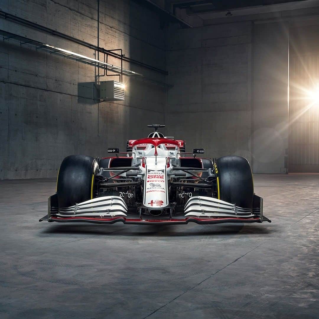 F1さんのインスタグラム写真 - (F1Instagram)「Introducing the @alfaromeoracingorlen C41 😍  #F1 #Formula1 #AlfaRomeo」2月22日 20時18分 - f1