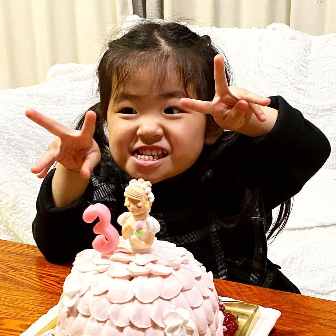 藤井ペイジさんのインスタグラム写真 - (藤井ペイジInstagram)「娘が３才になりました。奥さんの親戚がめっちゃかわいいケーキくれた！「かわいい顔して」とリクエストしたら、こうなりましたが、まあかわいいの基準は人それぞれなんで…。」2月22日 20時21分 - fujii_page