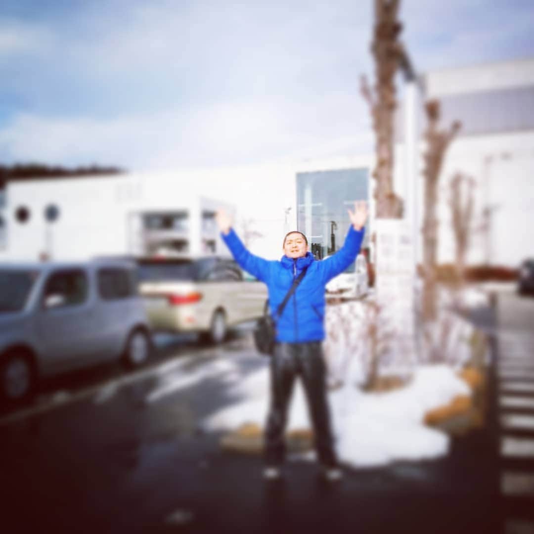 松本隆博のインスタグラム：「。 懐かしい写真(*Ü*) これは僕が歌手生活で辛かった日ワースト3のひとつだ、よく覚えてる。 連日のLIVEえぐい数のLIVEをこなし、この日は前日が大雪で徹夜 で(そもそもそれまでもほぼ寝てない日が続いてた)関西から東京に行き、 始発、ローカル線で現場に行ったんだ。同時にネットでは連夜の罵倒(理由はもぅ書かない)で精根尽き、、、 なんかそんなにボロクソに書かれる 俺ってやはりどこかあかんからかもなと、弱気になりまくり、、 頭が真っ白で、、そして、 全ての荷物を列車に忘れ、なにもかも。持ってたのは1台のケータイのみ。。仕方なくこの格好でLIVEしたんだ。(翌日、ローカル線の終着駅にその、忘れた荷物取りに行く)、、。LIVE終えた時の写真だ。僕はこの時心で呟いた。 (俺もうこの活動止めよぅ)って。 マジで帰り道、山篭りの方法をずっーーーと考えてたのを覚えてる。  今はこうやってそこそこ語れる。 (^ ^)(^ ^) でもね、今の僕は、、、還暦になった僕は、シンプルに、、  よし！絶対この活動を続けてやる。 飽きたとか古いとか年寄りが！とか 言われようとも僕はシンプルに続けるのだ。それが僕の人性だ。 120歳までやったる！！そして こころのつぶやき1つくらいええやろ？｢ざまあみろ｣って言いたいのだ。僕はシンプルに幸せだ。  ざまあみろ幸せなんだよ僕は(^-^) ざまーみろ！幸せだなー。と。  ～人生遊歩道～」