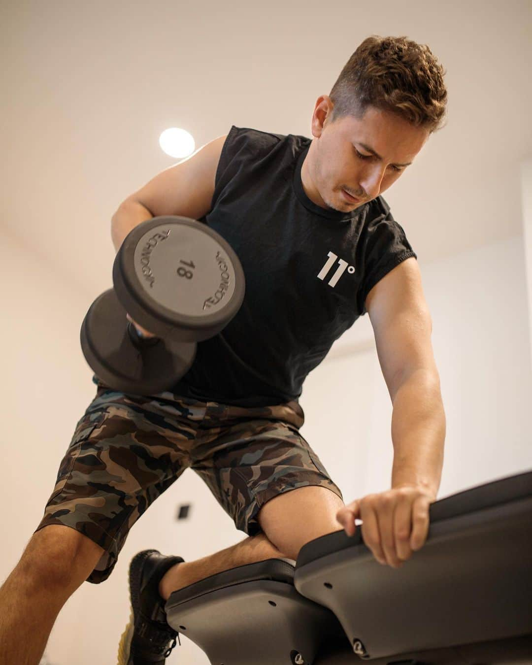 ホルヘ・ロレンソのインスタグラム：「La constancia es la virtud por la cual todas las otras virtudes dan frutos.  @11_degrees #11degrees   @monsterenergy #monsterenergy   #lugano #consistencyiskey #homegym #workoutathome #wheightlifting #constancia」