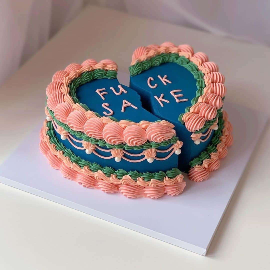 ゾーイ・サグさんのインスタグラム写真 - (ゾーイ・サグInstagram)「Is this cake the physical embodiment of spending another Birthday in lockdown? As we come up to a year of lonely lockdown celebrations it's easy to feel like this is never-ending, but we promise you it is. Sit tight and work through every day as best you can, we're all in this together ❤️ And if you need to order an exquisite cake like this from @aprilsbakerlondon to help get you through it then go right ahead!」2月22日 20時35分 - zoella