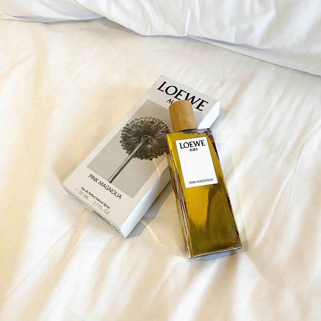 のインスタグラム：「. LOEWE  オーラ　ピンクマグノリア🎗 愛用のフレグランス👱🏻‍♀️ 普段は、、 @maisonmargiela のジャズクラブ（こちらはなんともう3本目）を使ってるんだけど なんか今日甘い香りがいいな〜！って日はこっちを！ 親友ちゃんたちからのプレゼントだから、大事にケチりながら使ってるww 香水は、自分がうわめっちゃ好き！！って思う香りよりも、この香り付けてる人がおったらときめくな〜って思うかどうかで選んでる（ちょっときもい） . . .」