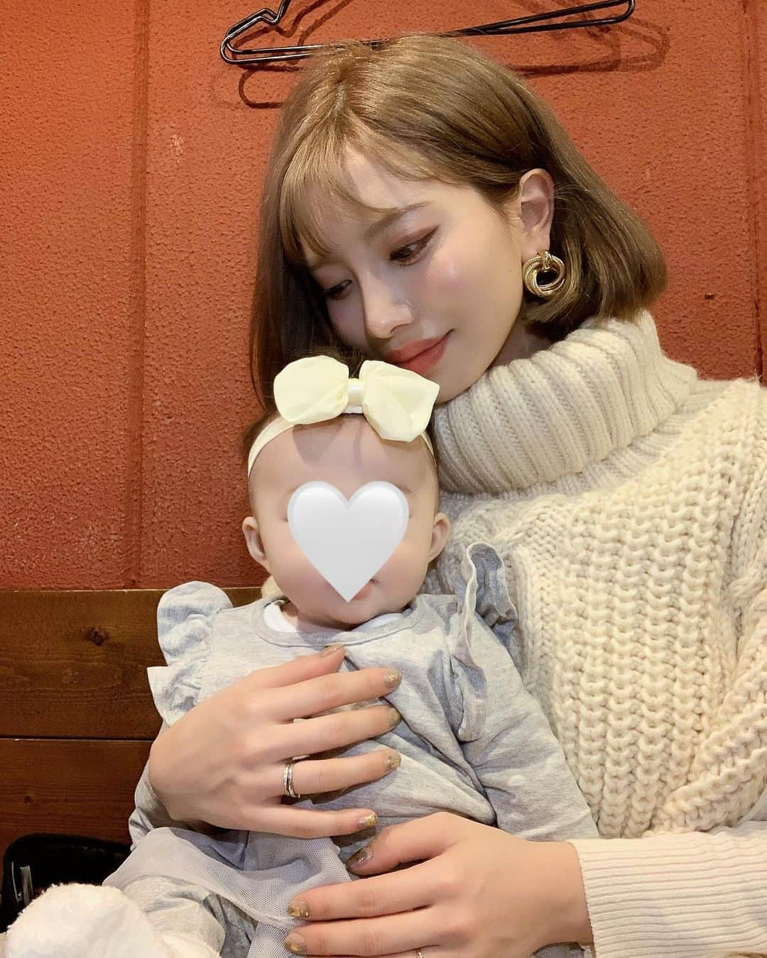 りえさんのインスタグラム写真 - (りえInstagram)「ツーショット👩‍👧💓 日々、親バカ度が増している🤣💓  擦れて後頭部の髪の毛が全くないんだけど、それもまた愛おしくてたまらん🤤  おハゲな娘♡  #女の子ママ#女の子ベビー#女の子赤ちゃん#4ヶ月ベビー#4ヶ月赤ちゃん#令和2年ベビー#親子ツーショット#親子写真#親バカ#親バカ部」2月22日 20時27分 - ririri060800