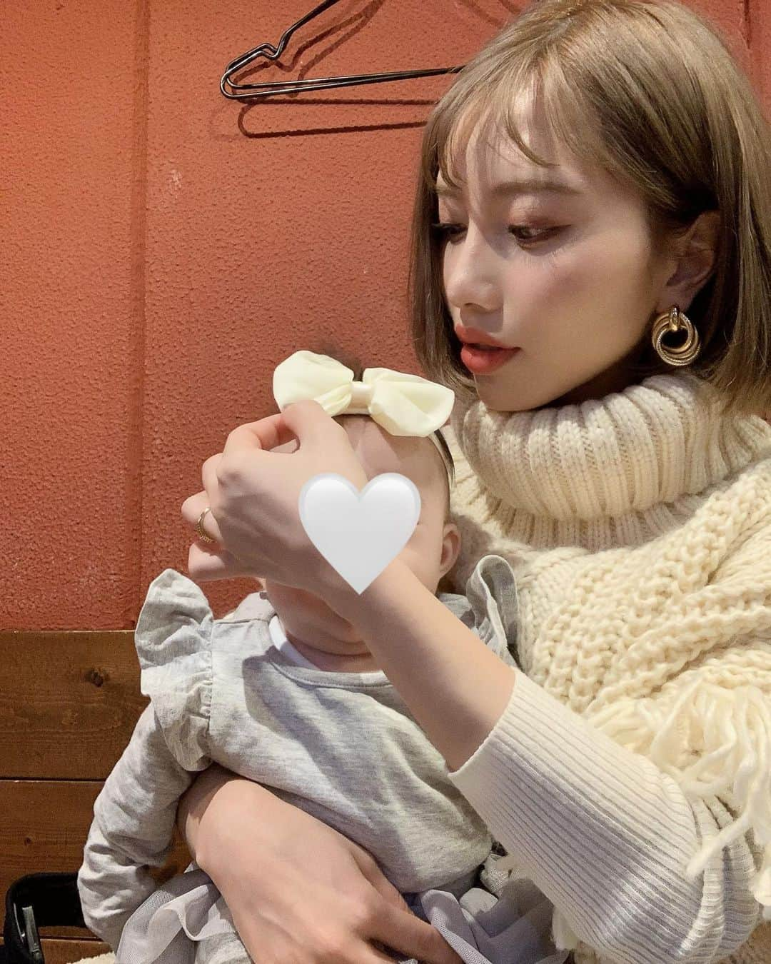 りえさんのインスタグラム写真 - (りえInstagram)「ツーショット👩‍👧💓 日々、親バカ度が増している🤣💓  擦れて後頭部の髪の毛が全くないんだけど、それもまた愛おしくてたまらん🤤  おハゲな娘♡  #女の子ママ#女の子ベビー#女の子赤ちゃん#4ヶ月ベビー#4ヶ月赤ちゃん#令和2年ベビー#親子ツーショット#親子写真#親バカ#親バカ部」2月22日 20時27分 - ririri060800