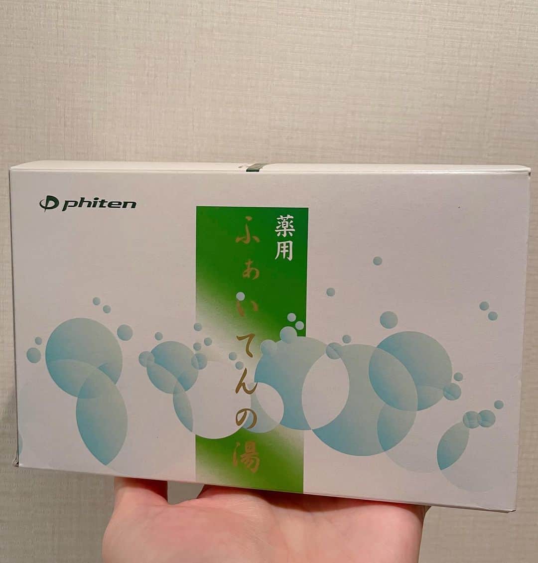 のインスタグラム：「・ phiten 薬用 ふぁいてんの湯 ・ 今年に入ってトレーニングとキックボクシングを始めたことにより 入浴剤に求めるものが「美容」→「効能」に変化しました😂👍 ・ ふぁいてんの湯を買ったのは現役の時以来😂♨️ 少しとろみがある湯触りでほのかに香りがついてて、ずっと好きなんですよねー♡ ・ お疲れの皆さんぜひ使ってみてくださいね☺️ 私も土日でボロボロになった身体をこの子に癒してもらおうと思います♨️ ・ #phiten #ふぁいてんの湯 ・ #vocest!」