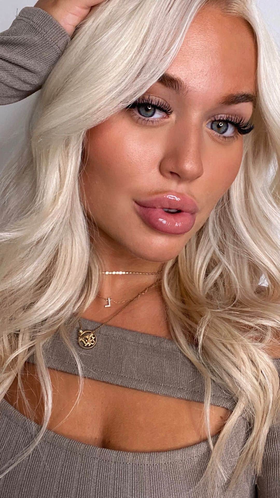 ロッティー・トムリンソンのインスタグラム：「Monday tan day ☀️ so I can start my week confident and glowy ✨ adding a few drops into my moisturiser means I don’t need to wear foundation 🙏🏼 it leaves me with a healthy colour and glow and is dermatologically tested so makes me skin feel amazing 😍 then a bit of glow using my body beam 🤍 ready to take on the week now 😇 @tanologisttan」