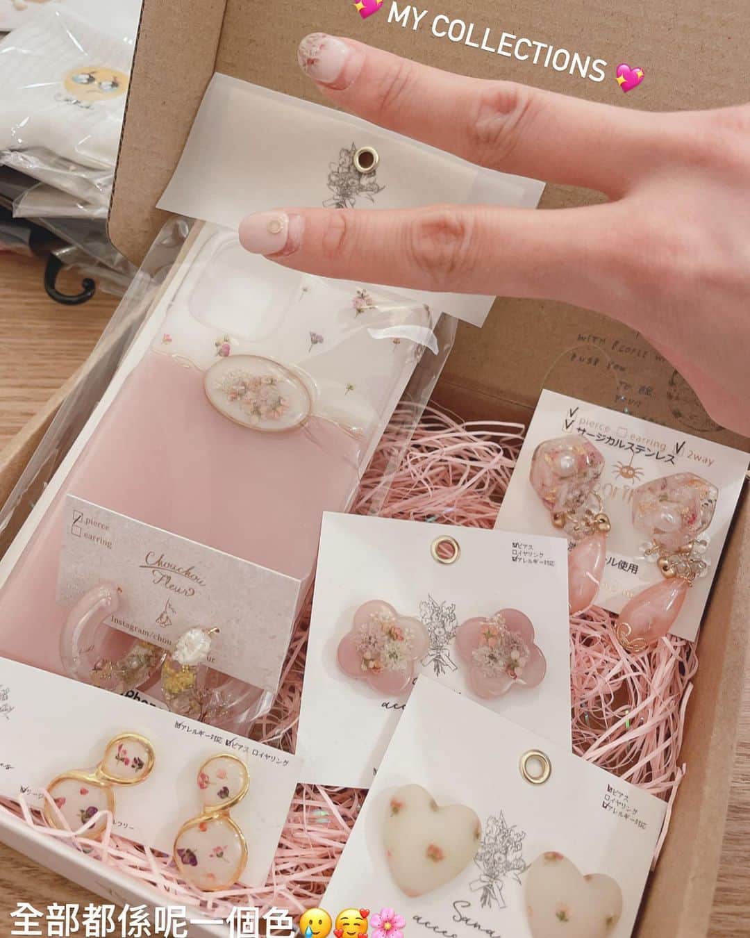 Fleur Fleurのインスタグラム：「雖然我哋個市集完咗💖🌸🌸 不過有幾個牌子都仲有現貨出售 呢幾日我哋會陸續update 記住繼續留意我哋嘅Story啦 如果有查詢 歡迎直接WhatsApp訂購😗👌🏻 WhatsApp： 55729458」
