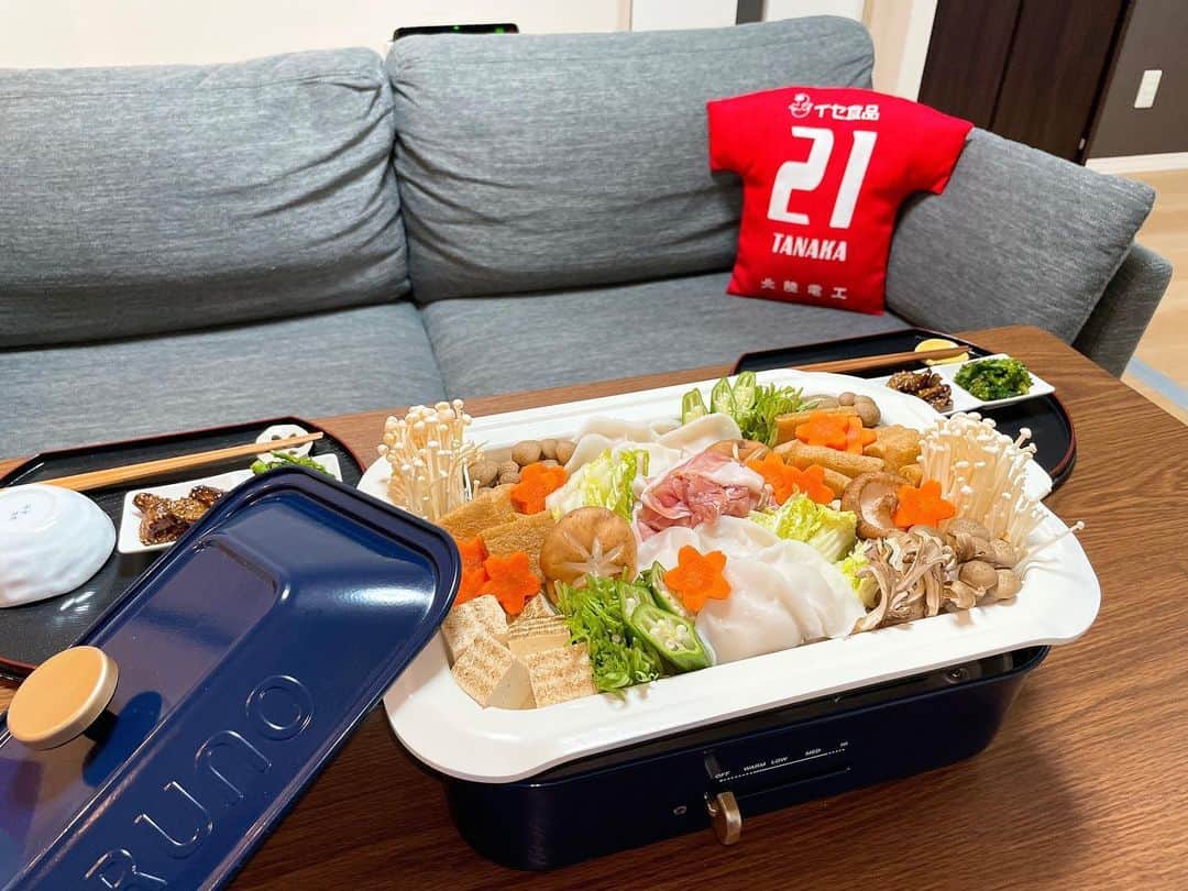 こっちゃんのインスタグラム：「キャンプ前オフご飯は豆乳味噌鍋を出しました🍲写真はスープ入れる前💃🏻 #bruno #brunoがある暮らし  #brunomars 🕺🏻 #お鍋 #家鍋 #鍋パーティー  #おうちごはん #夜ご飯 #自炊 #サッカー選手のごはん  #アスリート飯  #おうち時間 #ふたりごはん  #食卓 #お家ご飯 #よるごはん #晩ご飯 #献立 #献立日記 #アスリート #アスリートご飯 #手料理 #作り置き #副菜 #カターレ富山  #kataller」
