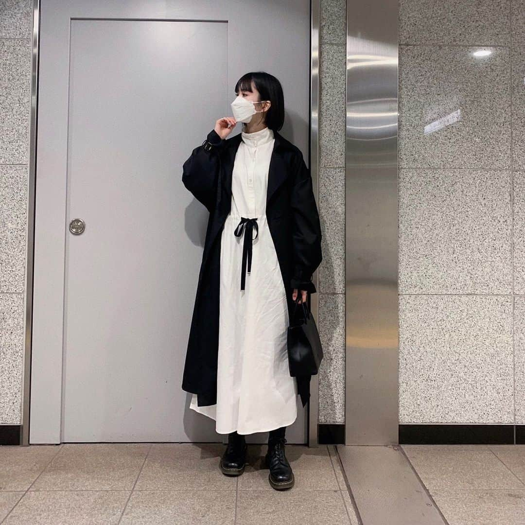 うちだゆうほさんのインスタグラム写真 - (うちだゆうほInstagram)「トレンチコート羽織ってるバージョン🖤  ほぼ同じポーズしてた🤔  #noralily #nora_lily #camperjapan #カンペール」2月22日 20時29分 - uchidayuho