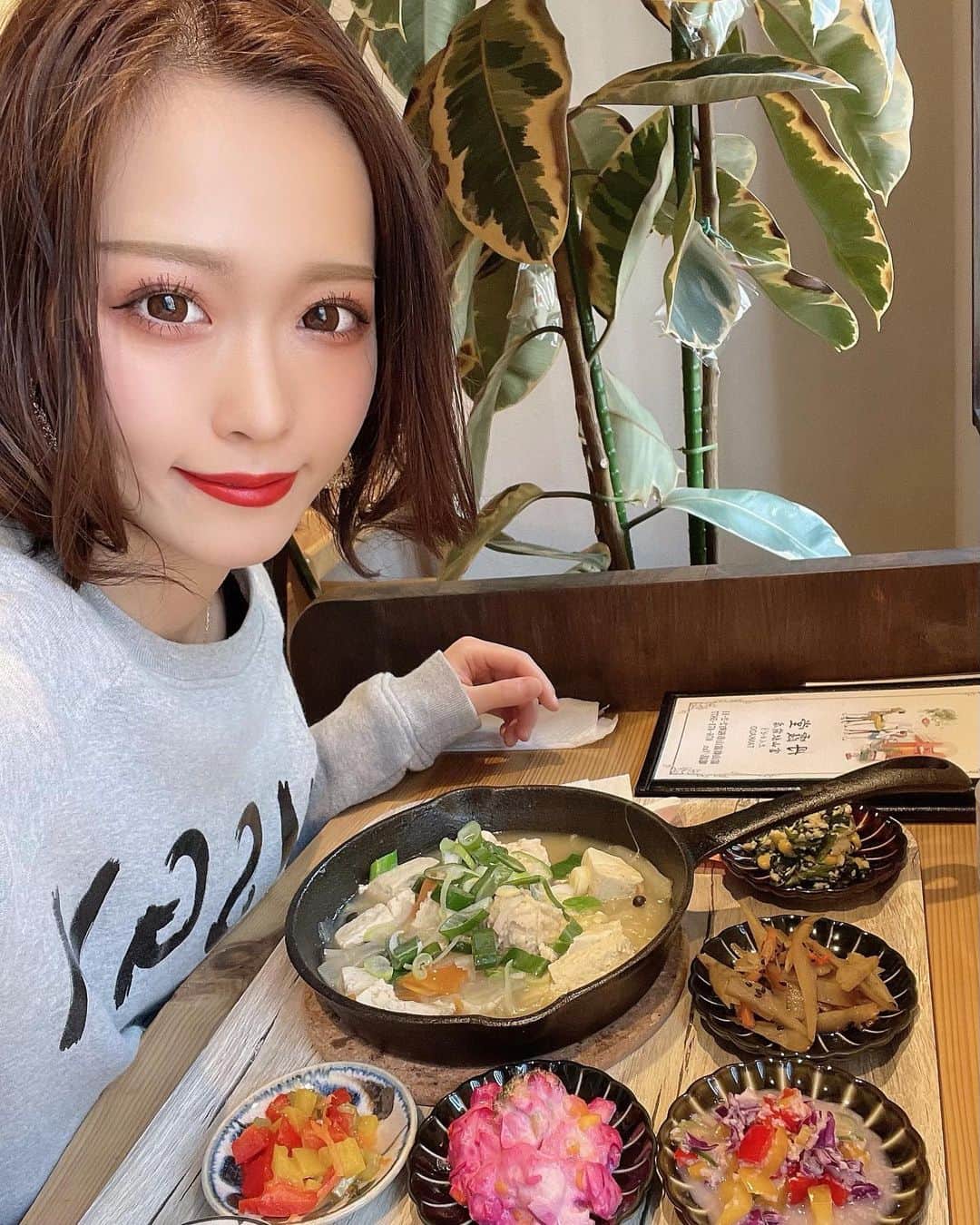 こっちゃんのインスタグラム：「ここ1ヶ月、勘太のキャンプ期間中は大好きなUFO毎晩食べてたけど これじゃアカン💛と思って土曜日に丹霞堂さんに行ってきたよ〜🚴‍♀️  初めて行った時から夫婦共々皆さんに凄く良くしてもらってるしお世話になっていて 行く度に、私もこんな美味しいご飯を作れるよう頑張ろうって思える場所😂❤️本間に美味しい！オススメです。  土曜日は期間限定で出してはる鶏団子鍋ランチを…😍💕  #LINEでも友達になったんだぜ  #富山 #富山カフェ #富山グルメ  #富山旅行 #富山ランチ #富山観光  #富山県 #富山駅 #丹霞堂」